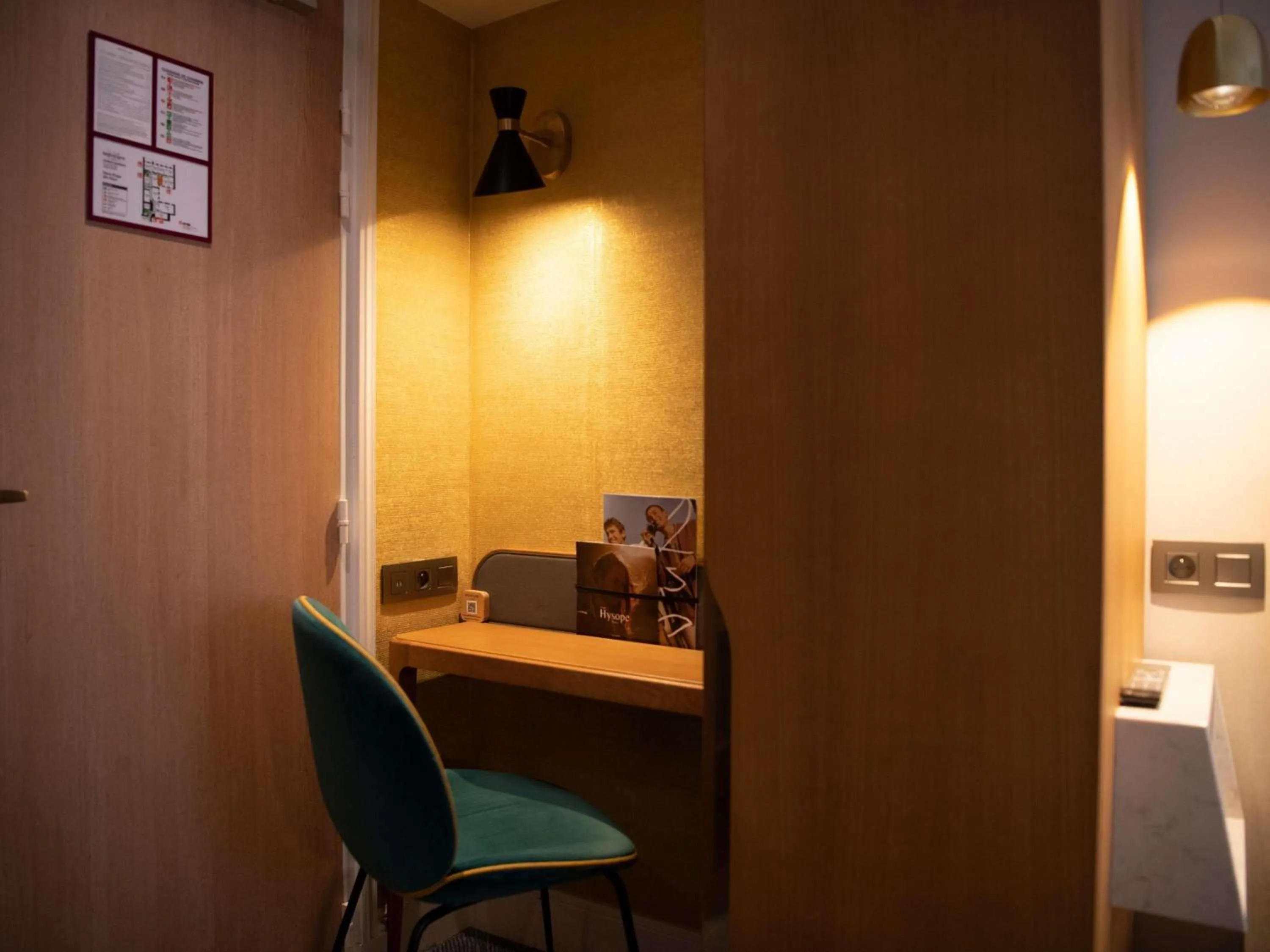 Bedroom in Mercure Paris Opera Garnier Hôtel & Spa