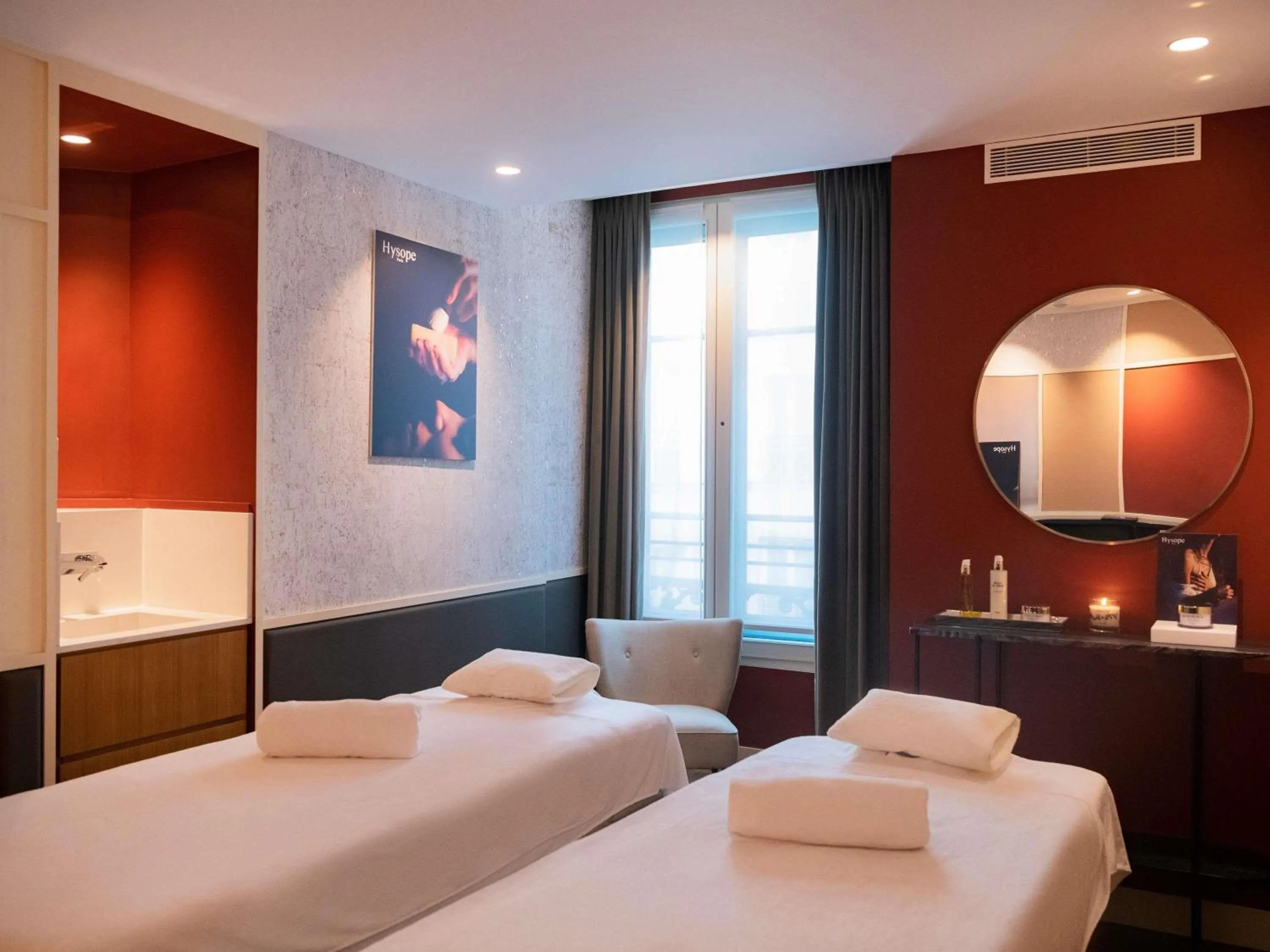 Spa and wellness centre/facilities, Bed in Mercure Paris Opera Garnier Hôtel & Spa