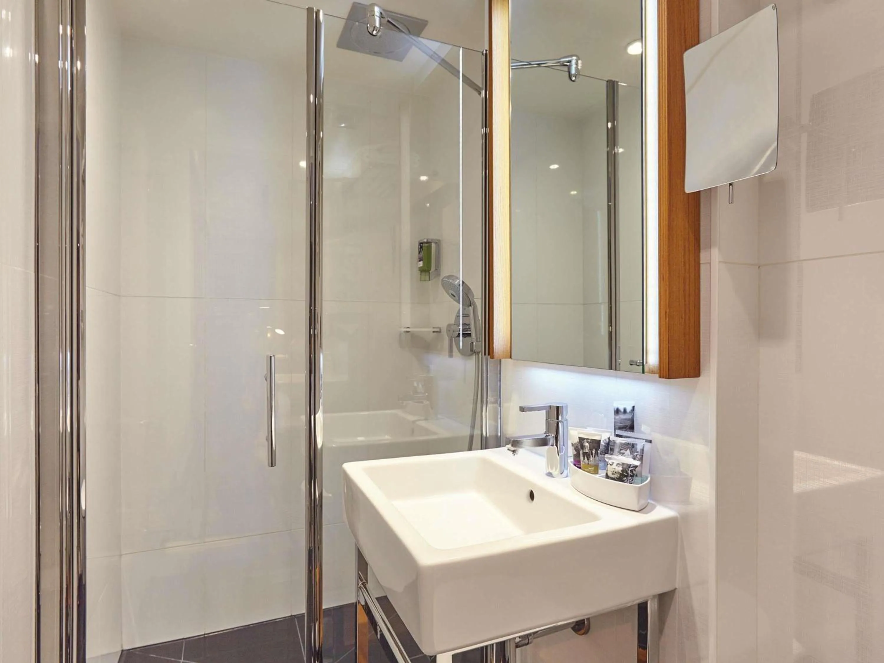 Bedroom in Mercure Paris Opera Garnier Hôtel & Spa