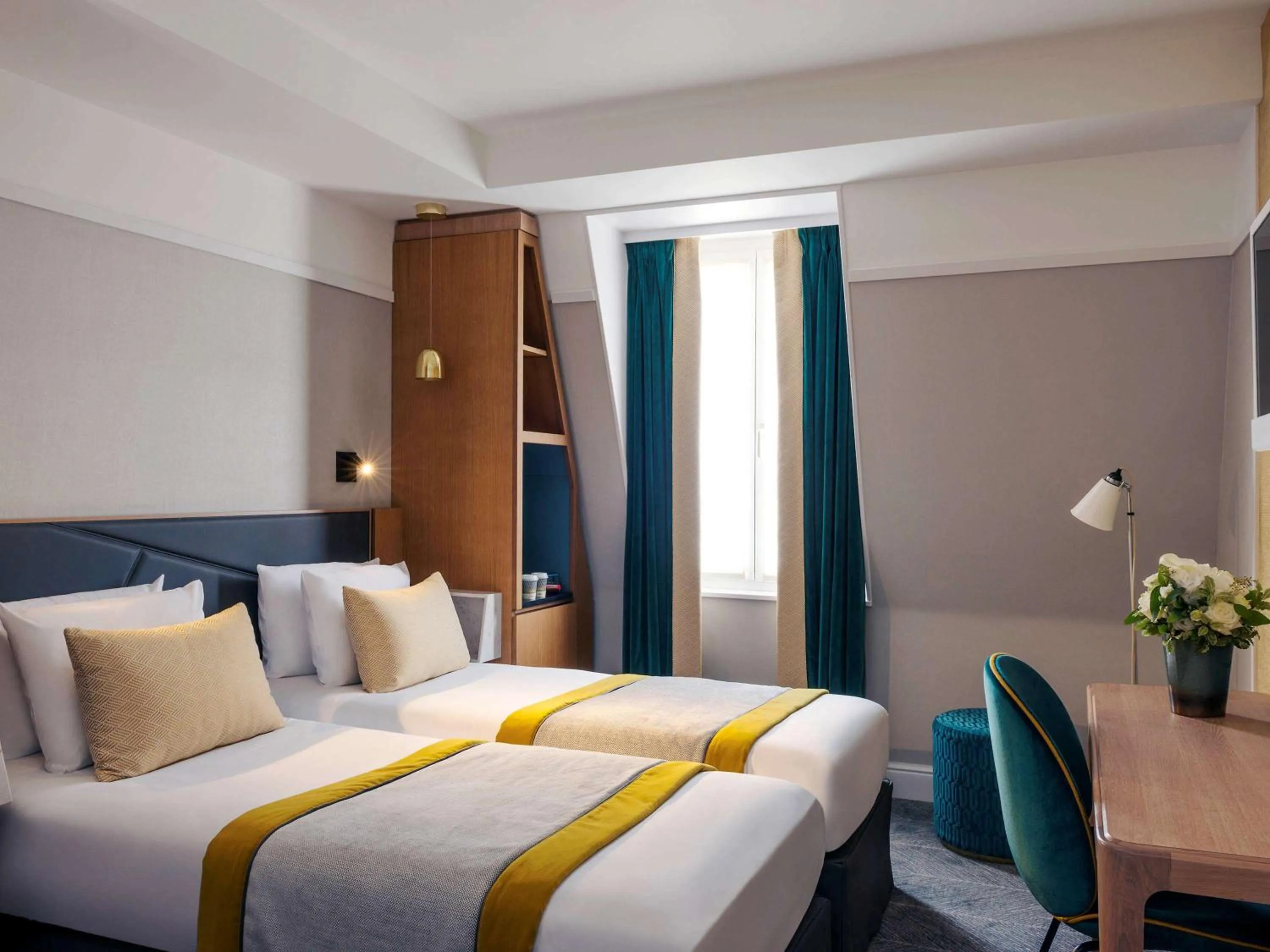 Photo of the whole room, Bed in Mercure Paris Opera Garnier Hôtel & Spa