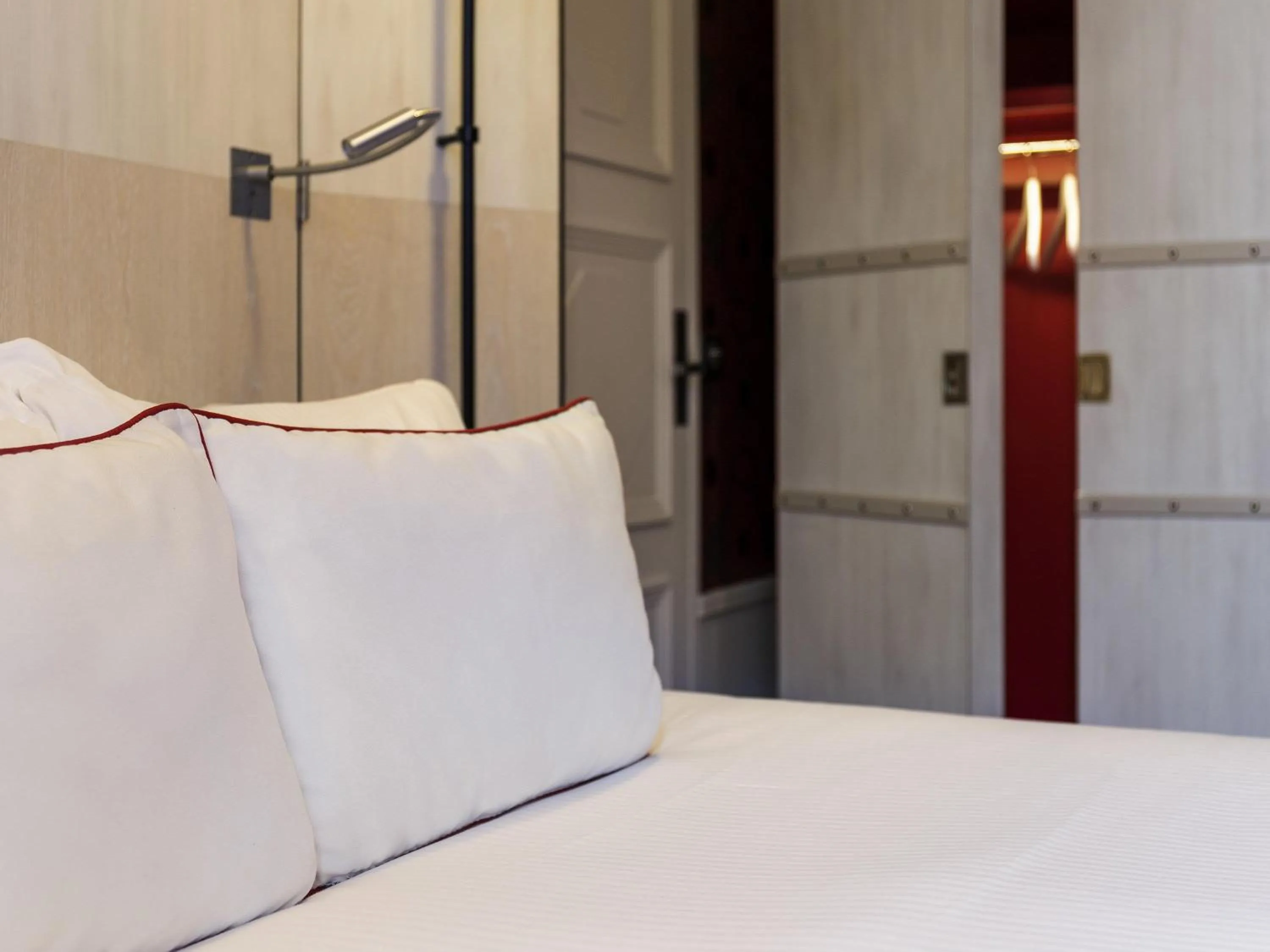 Bedroom, Bed in Carlton Hotel Lyon - MGallery Collection