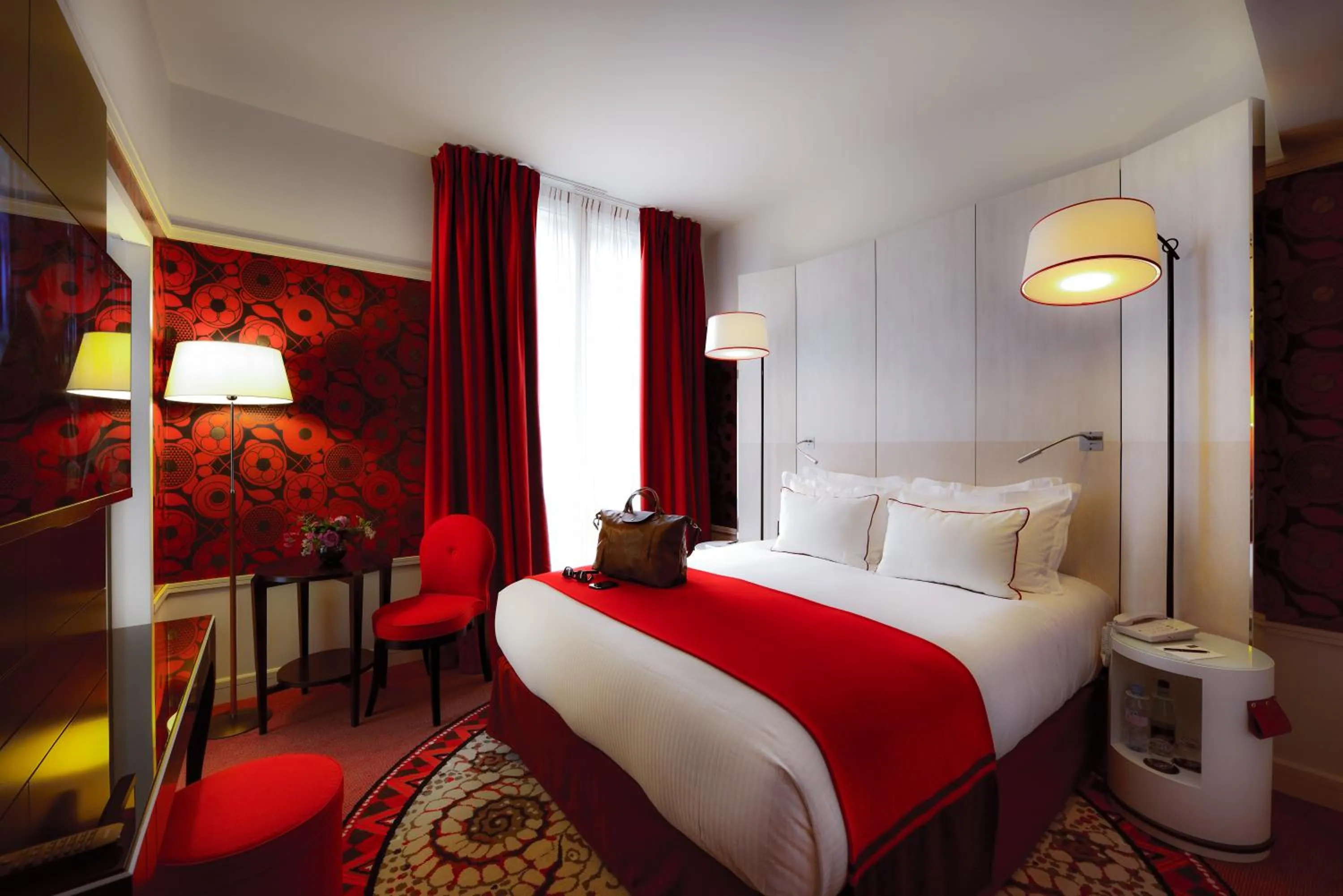 Photo of the whole room, Bed in Carlton Hotel Lyon - MGallery Collection