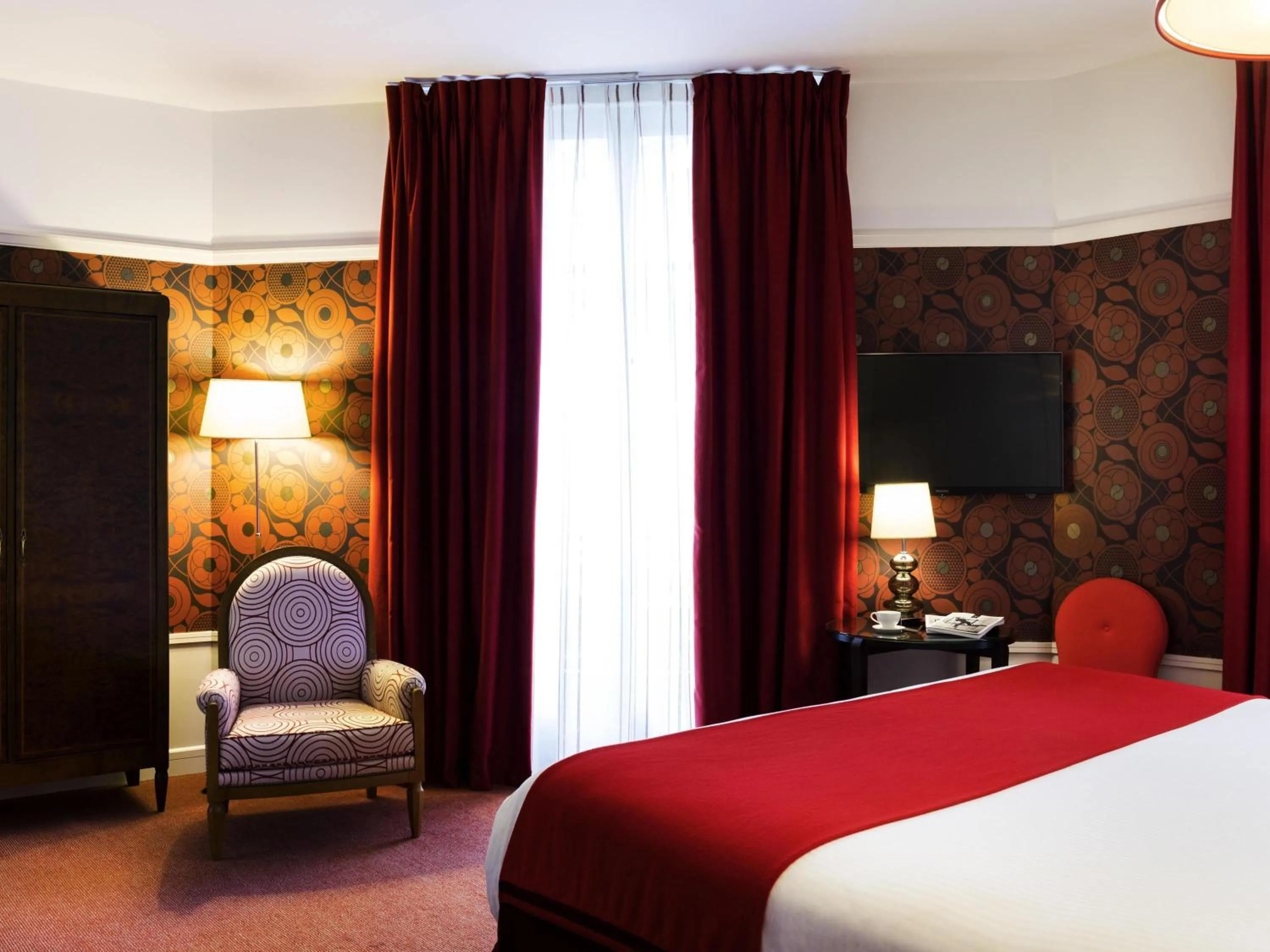 Bedroom, Bed in Carlton Hotel Lyon - MGallery Collection