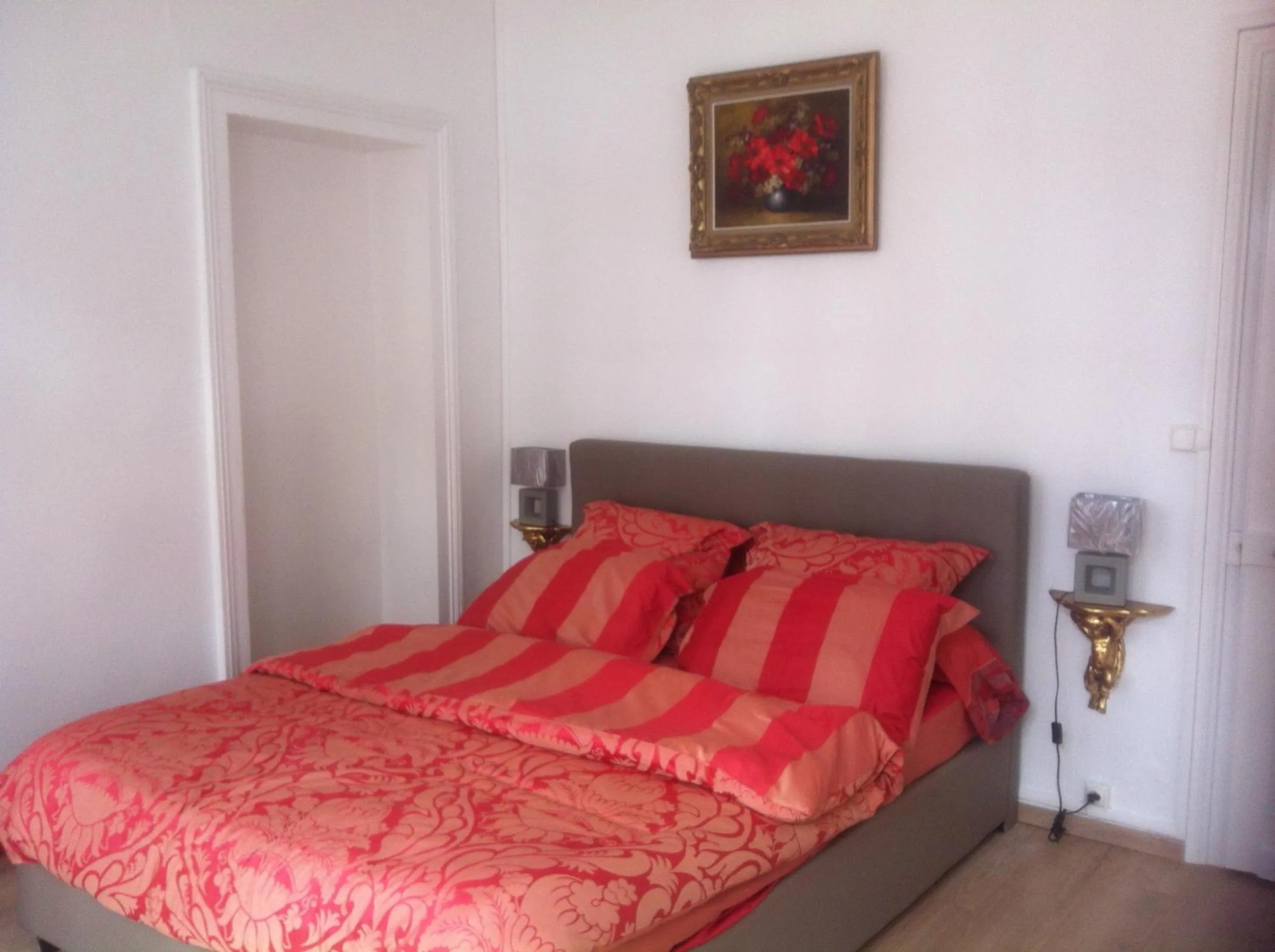 Bed in Nationale Appart Hotel