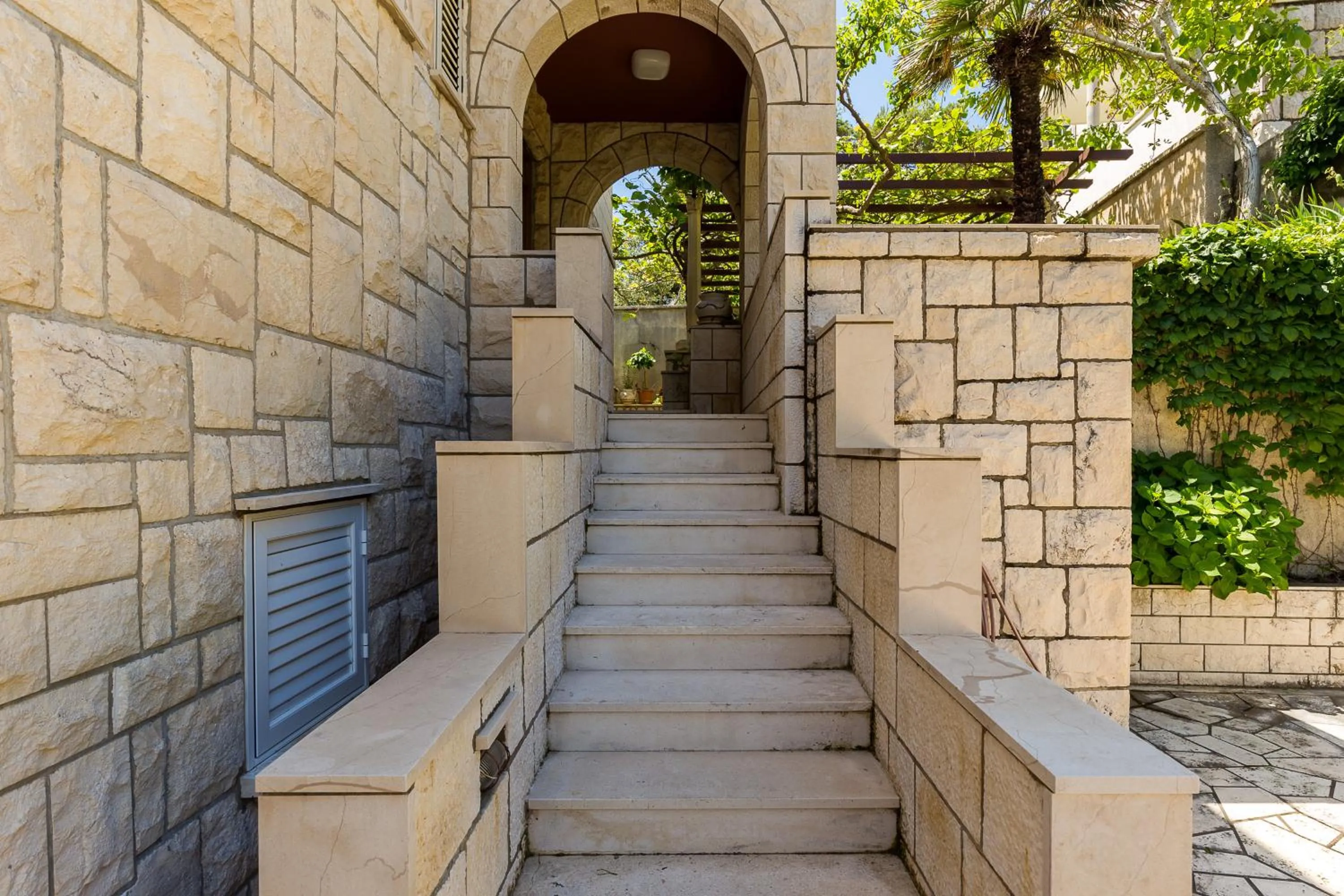 Facade/entrance in Guest House Steel