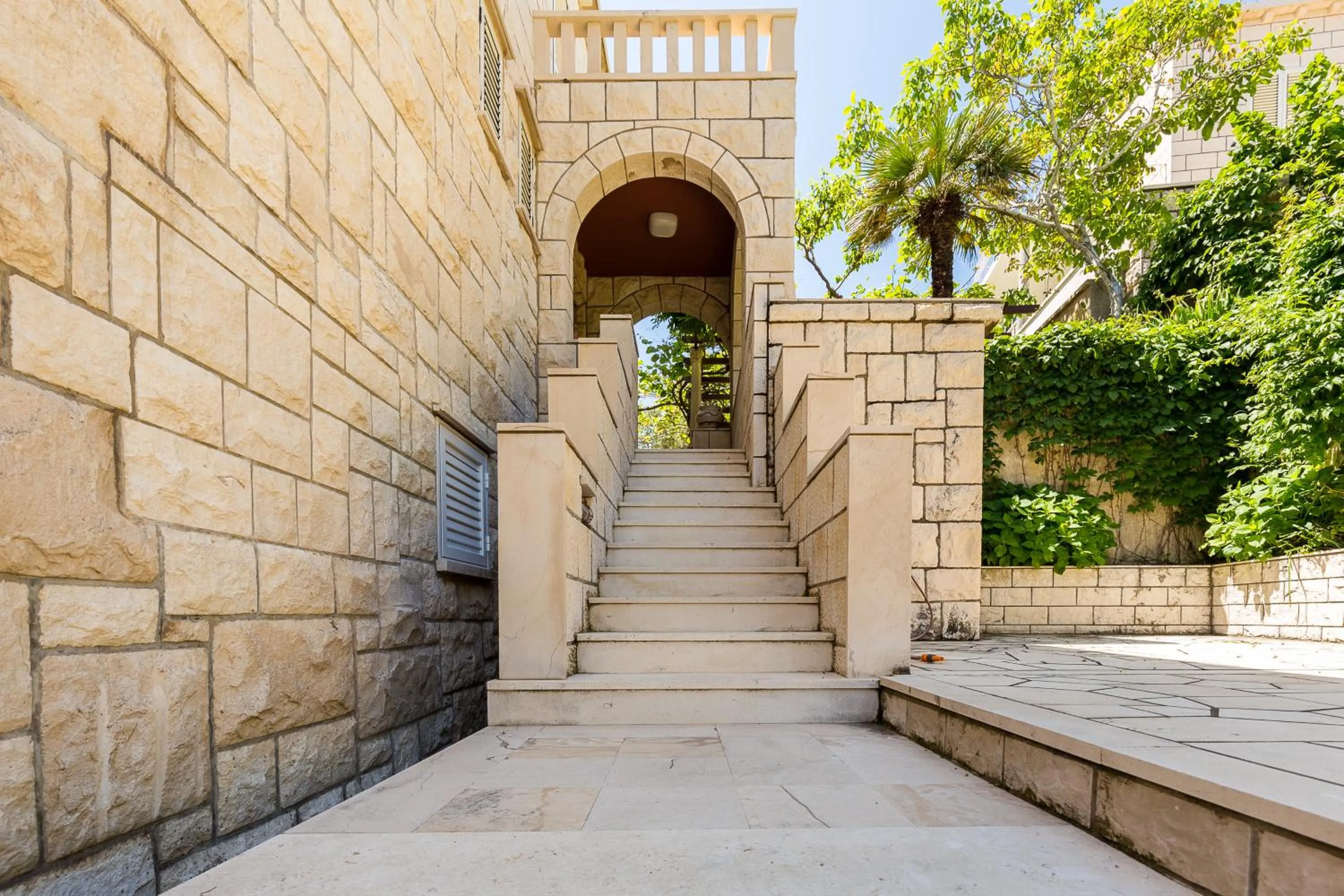 Facade/entrance in Guest House Steel