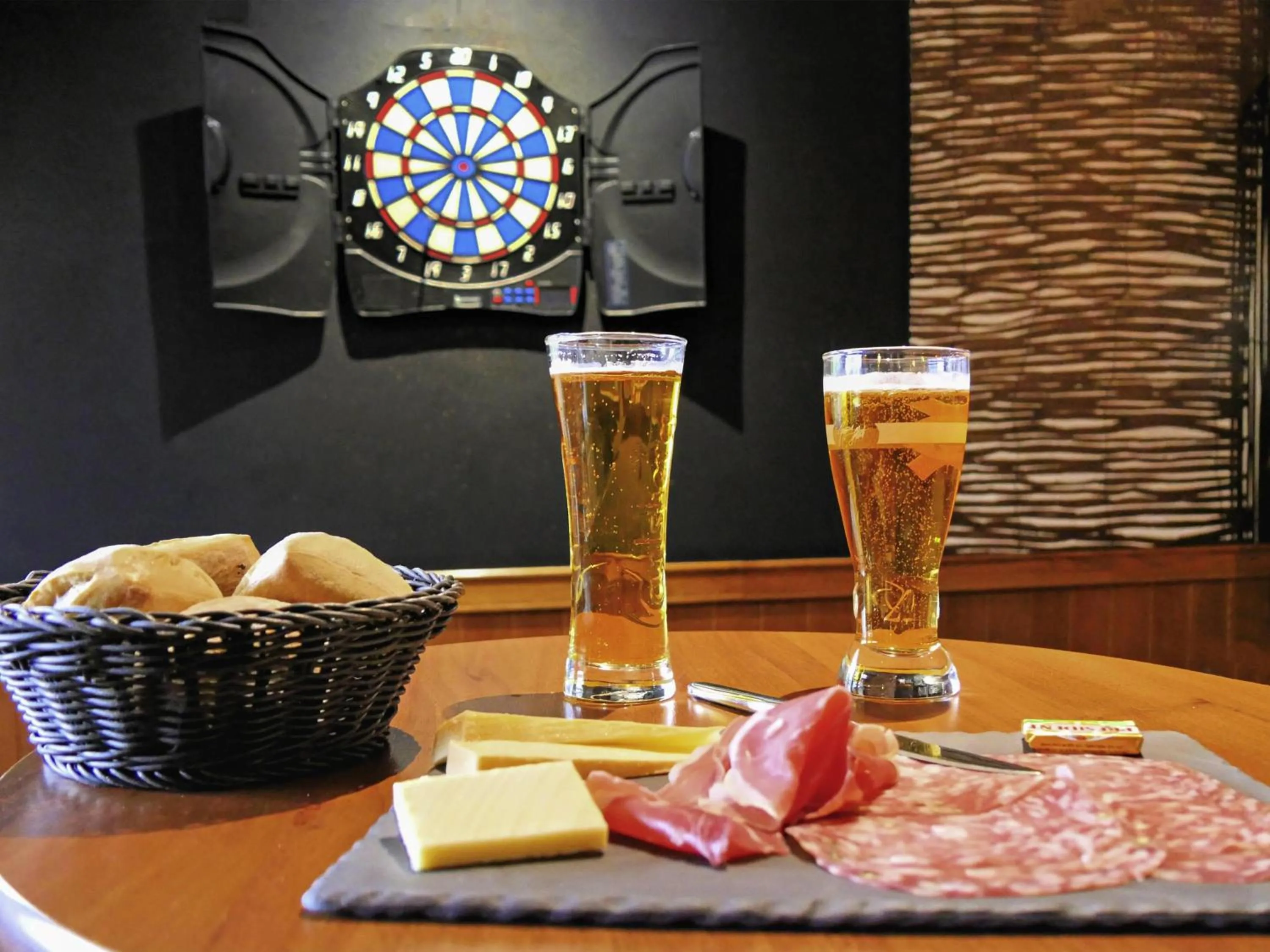 Lounge or bar in ibis Falaise Coeur de Normandie