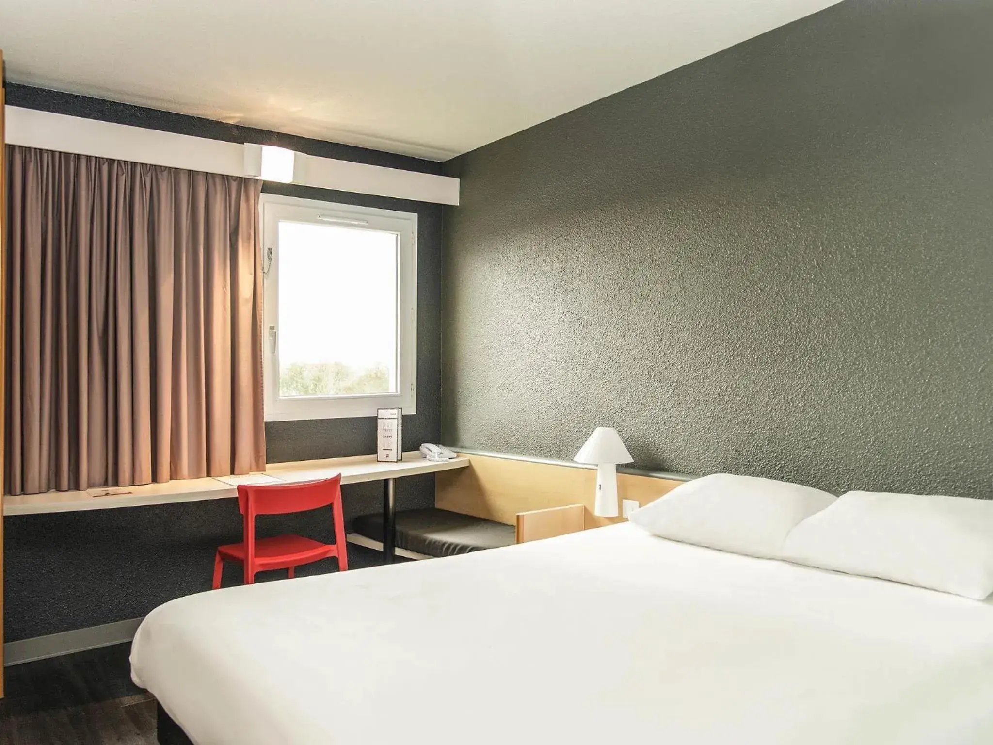 Standard Double Room in ibis Falaise Coeur de Normandie Standard Double Room in ibis Falaise Coeur de Normandie