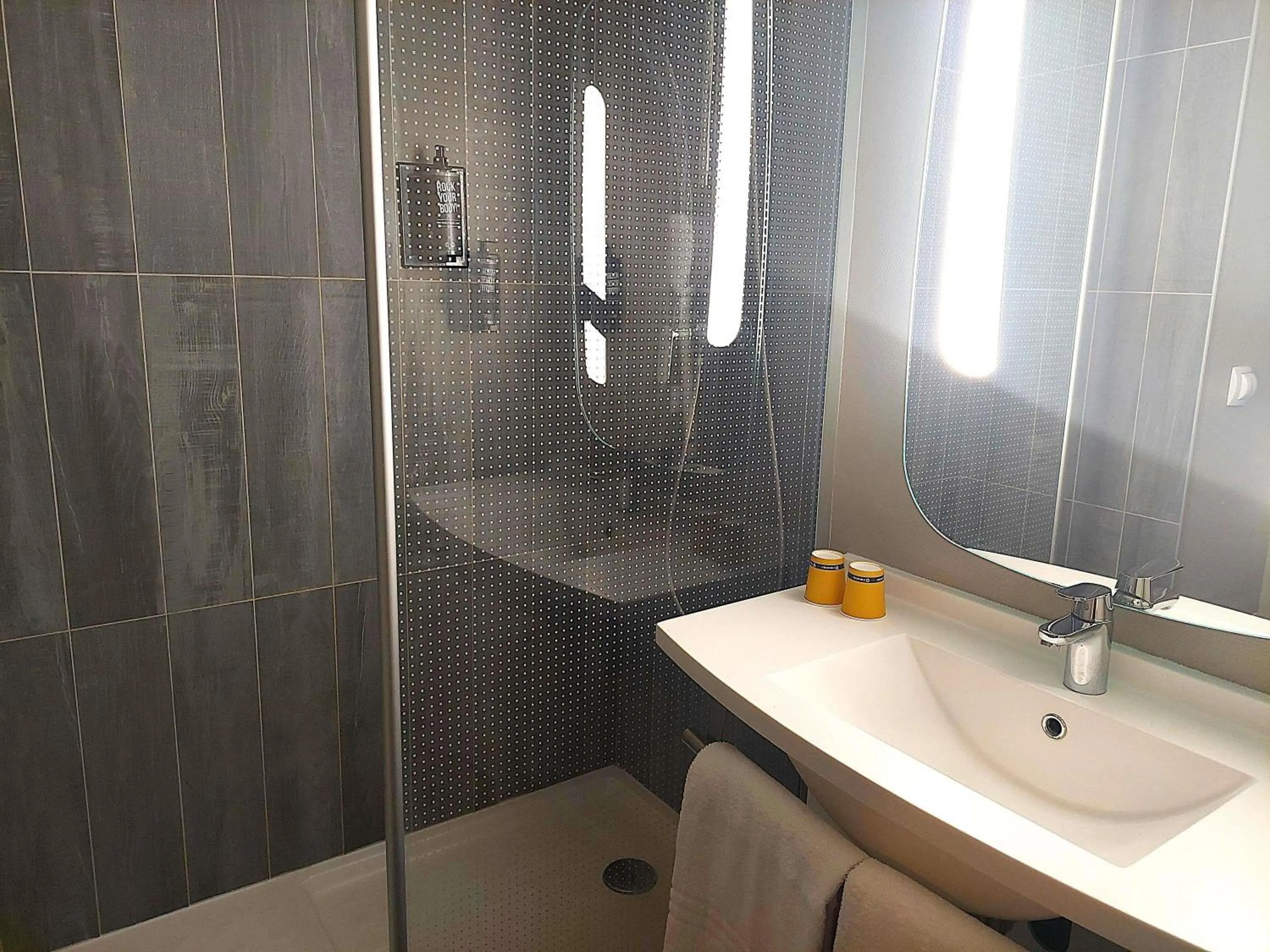 Bedroom in ibis Falaise Coeur de Normandie