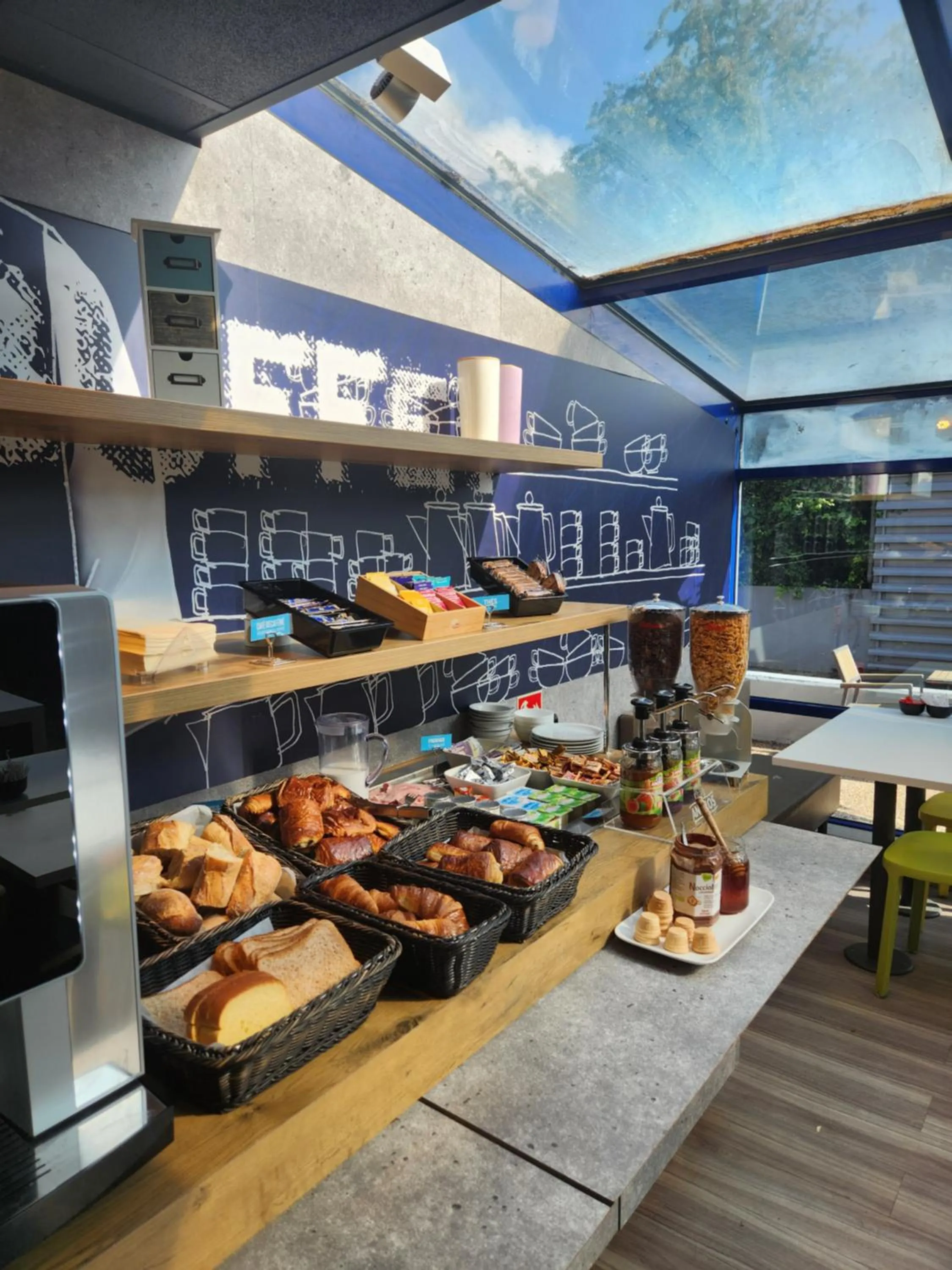 Food and drinks in Premiere Classe Lyon Nord Dardilly