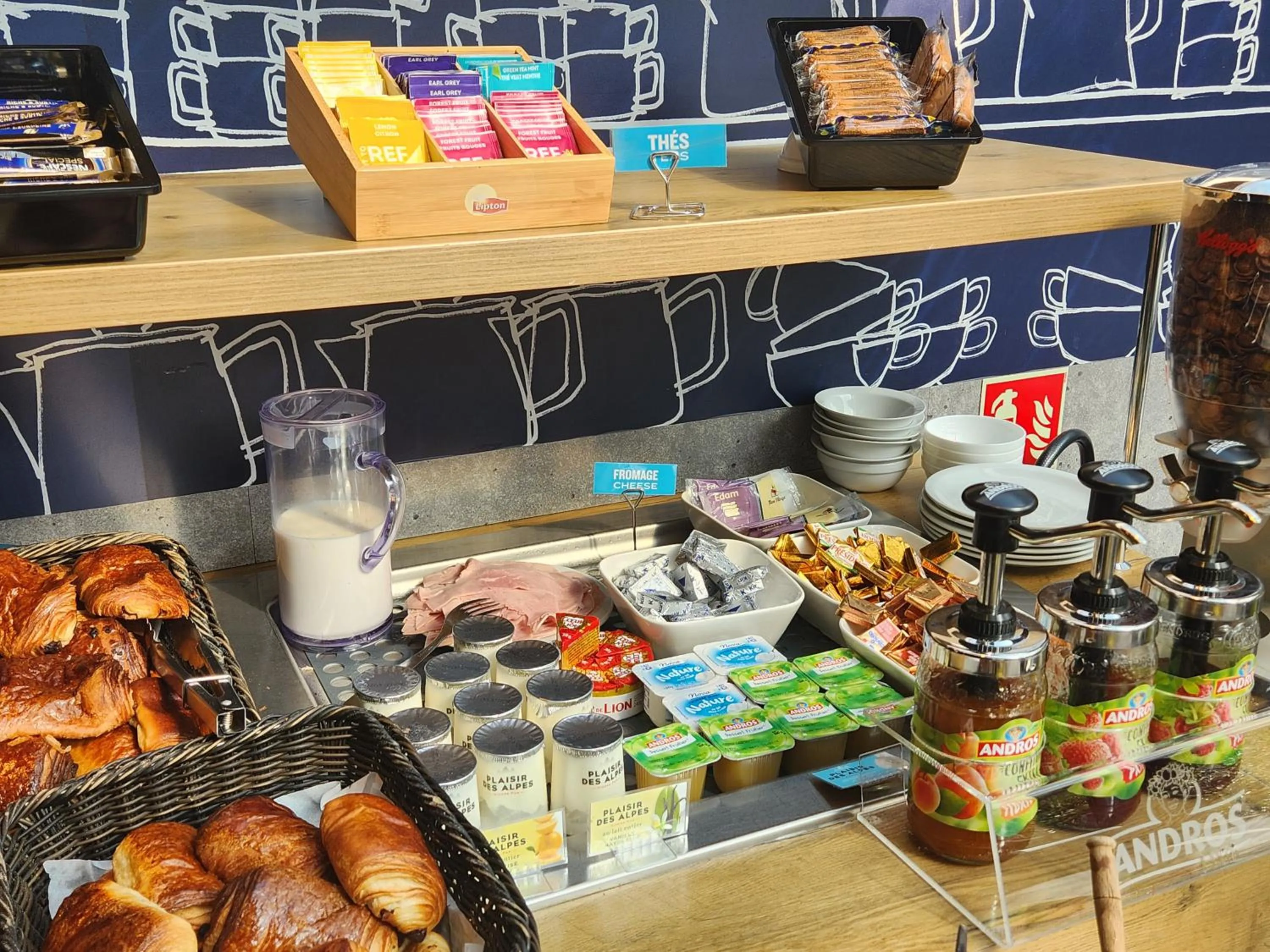 Food and drinks in Premiere Classe Lyon Nord Dardilly