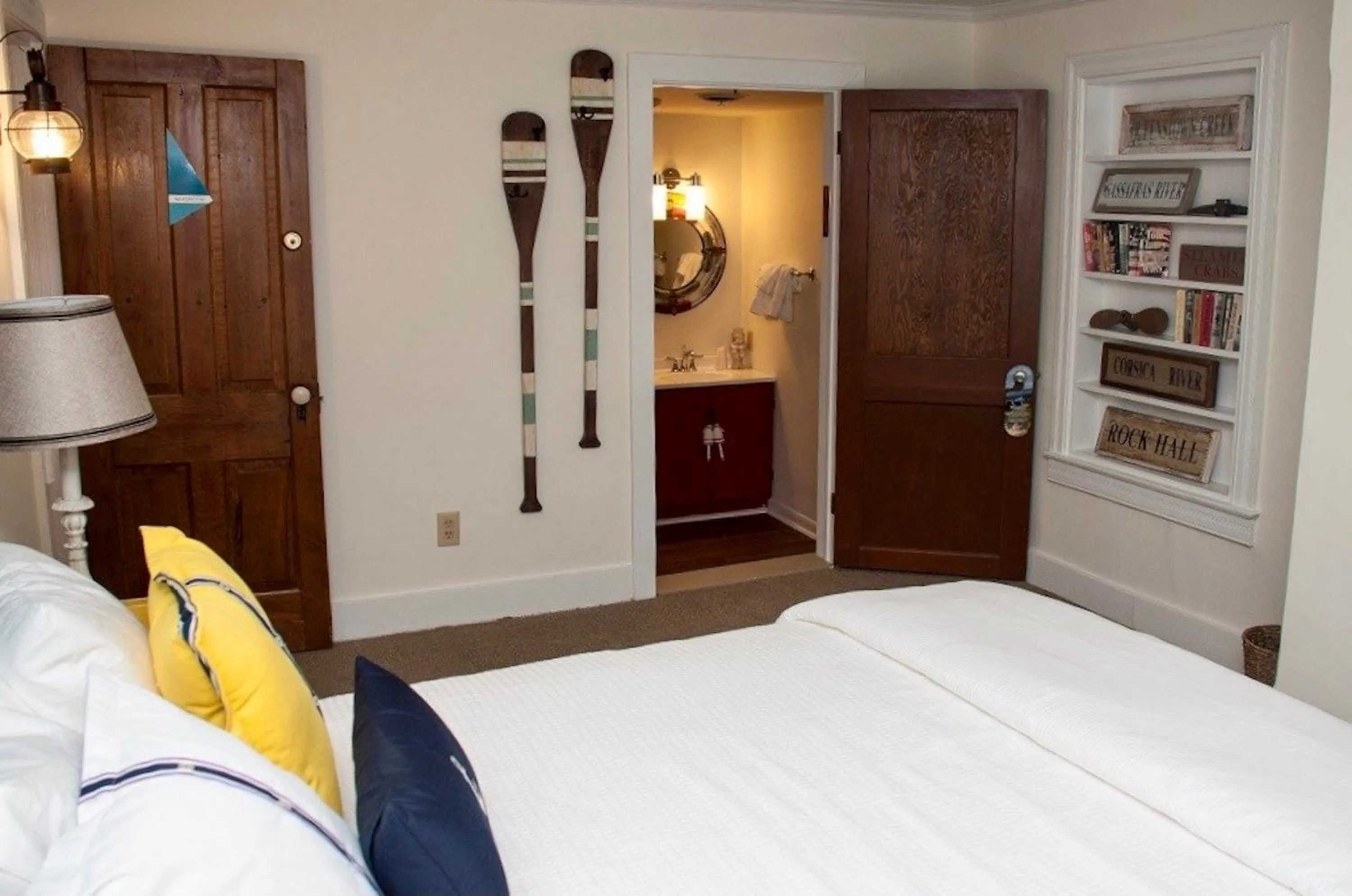 Queen Room with Balcony in Inn at Haven Harbour