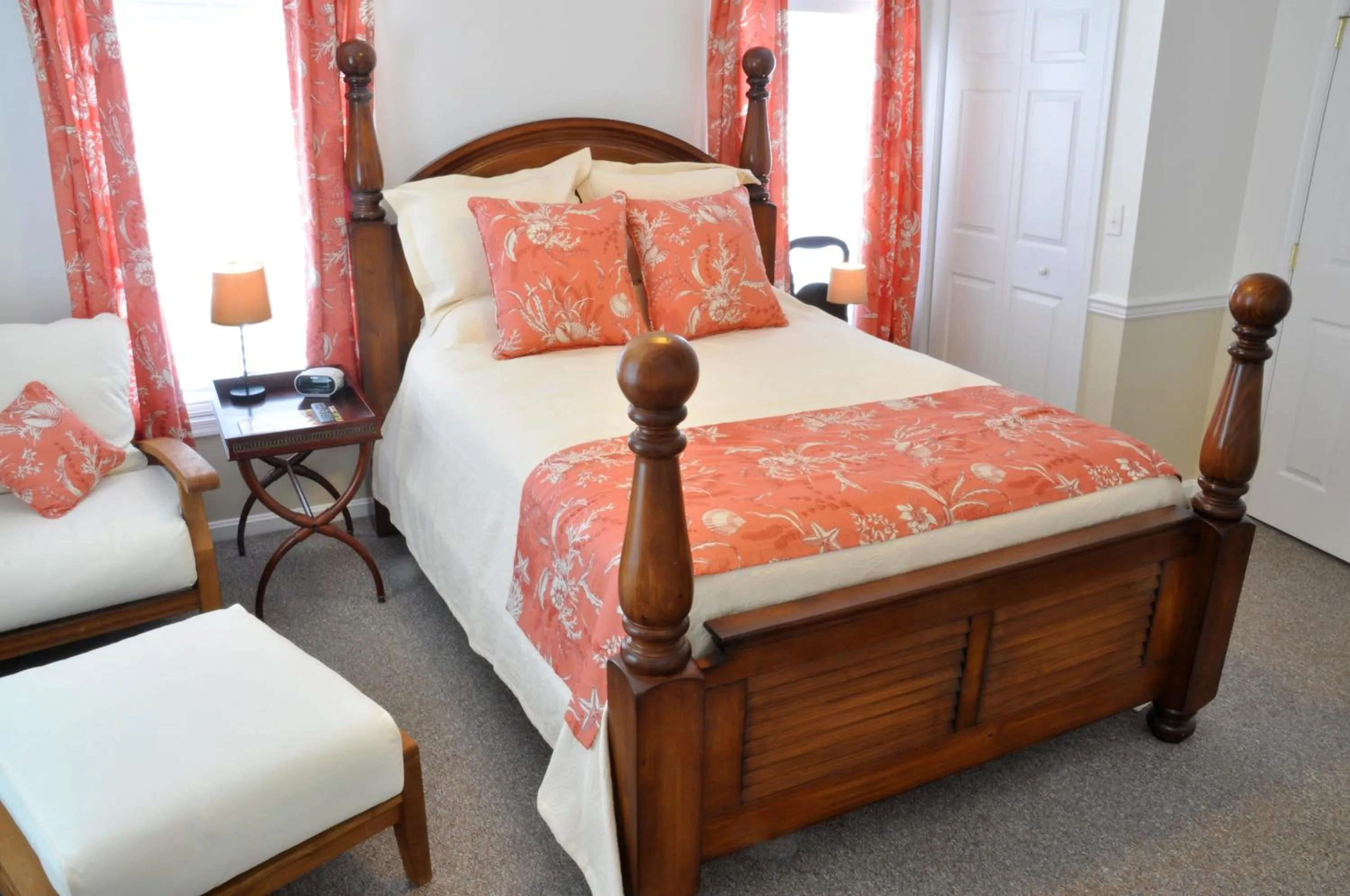 Deluxe Queen Room in Inn at Haven Harbour