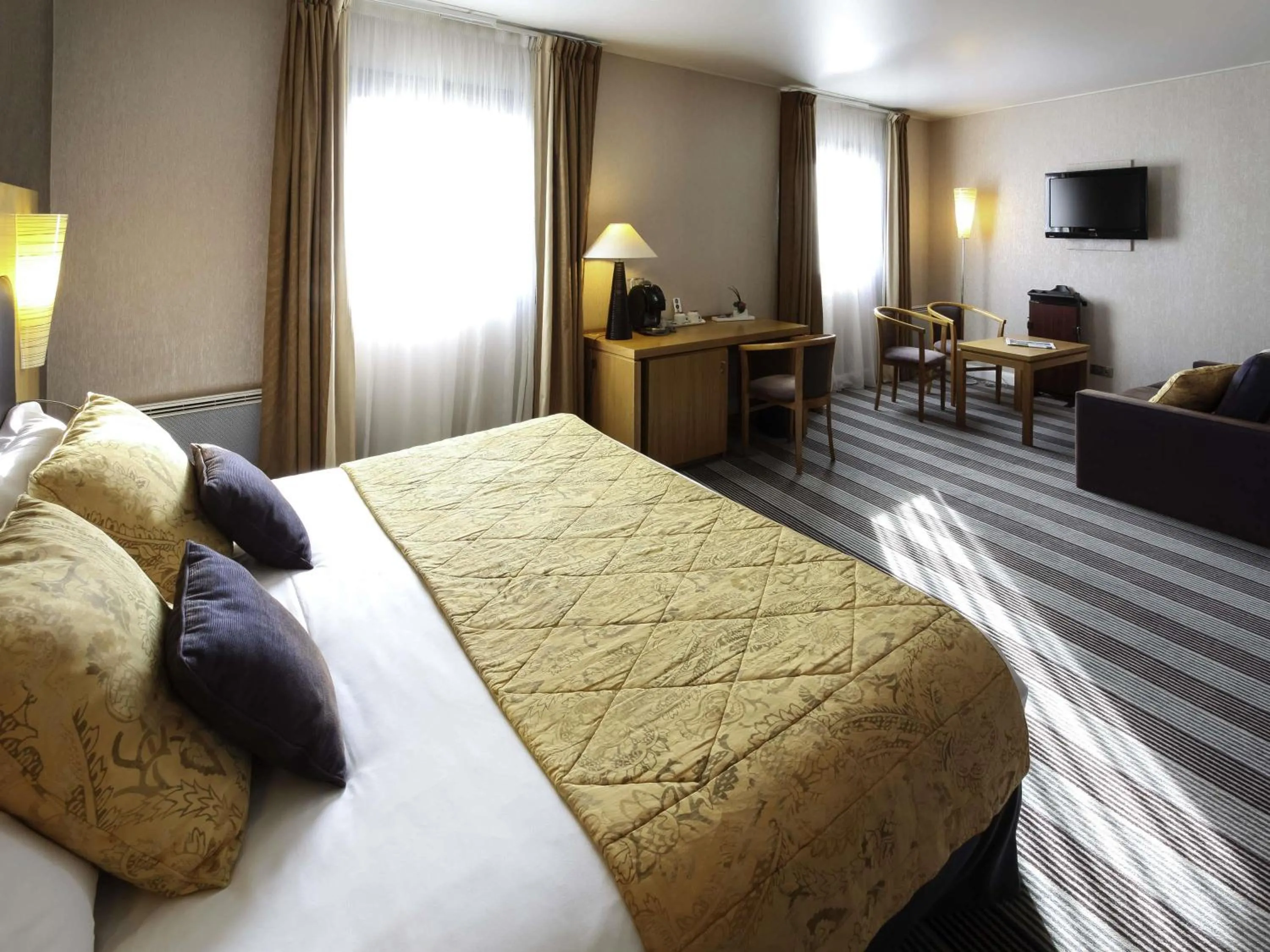 Bedroom, Bed in Mercure Niort Marais Poitevin