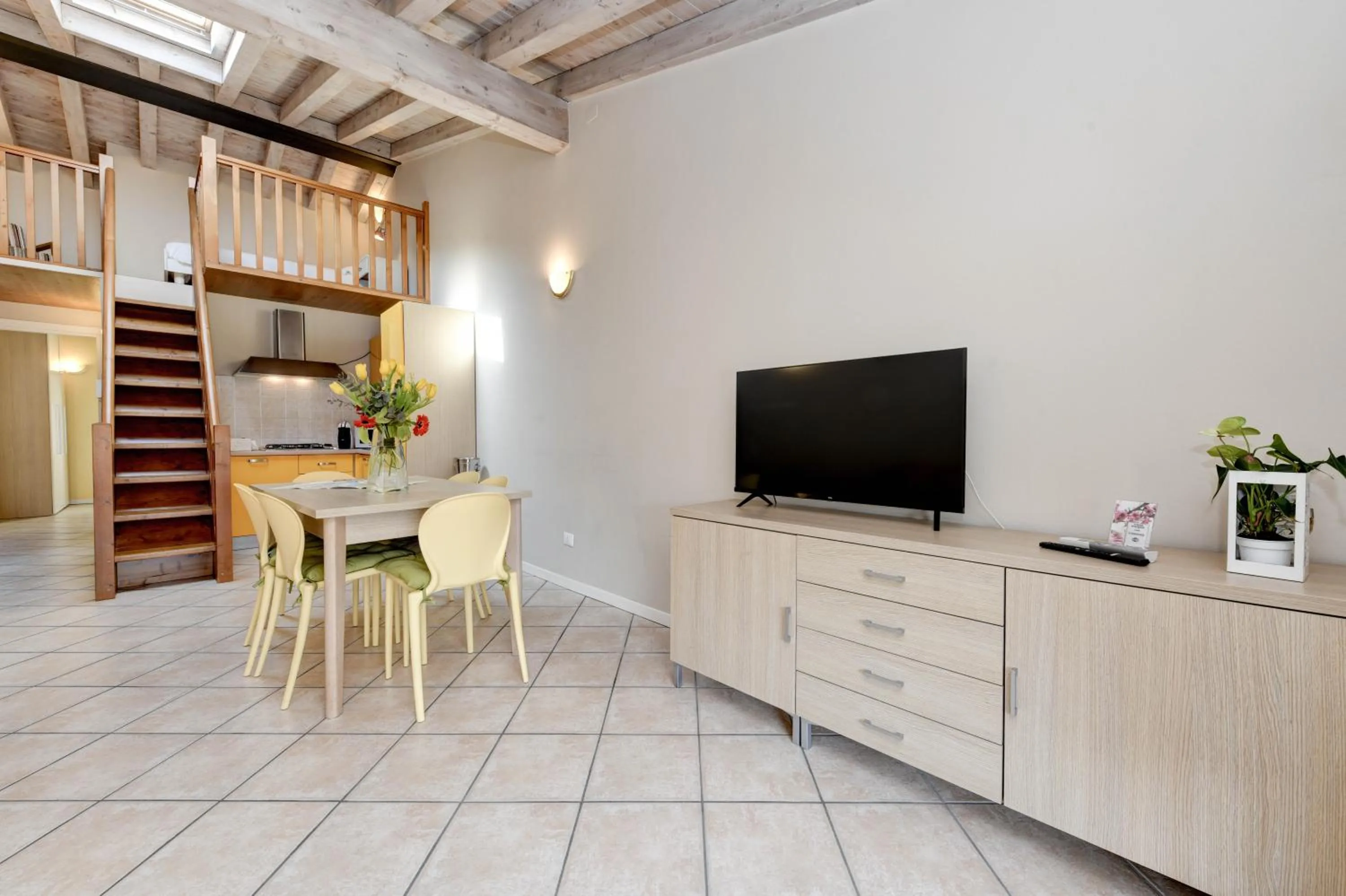 TV and multimedia in Flowers Apartments