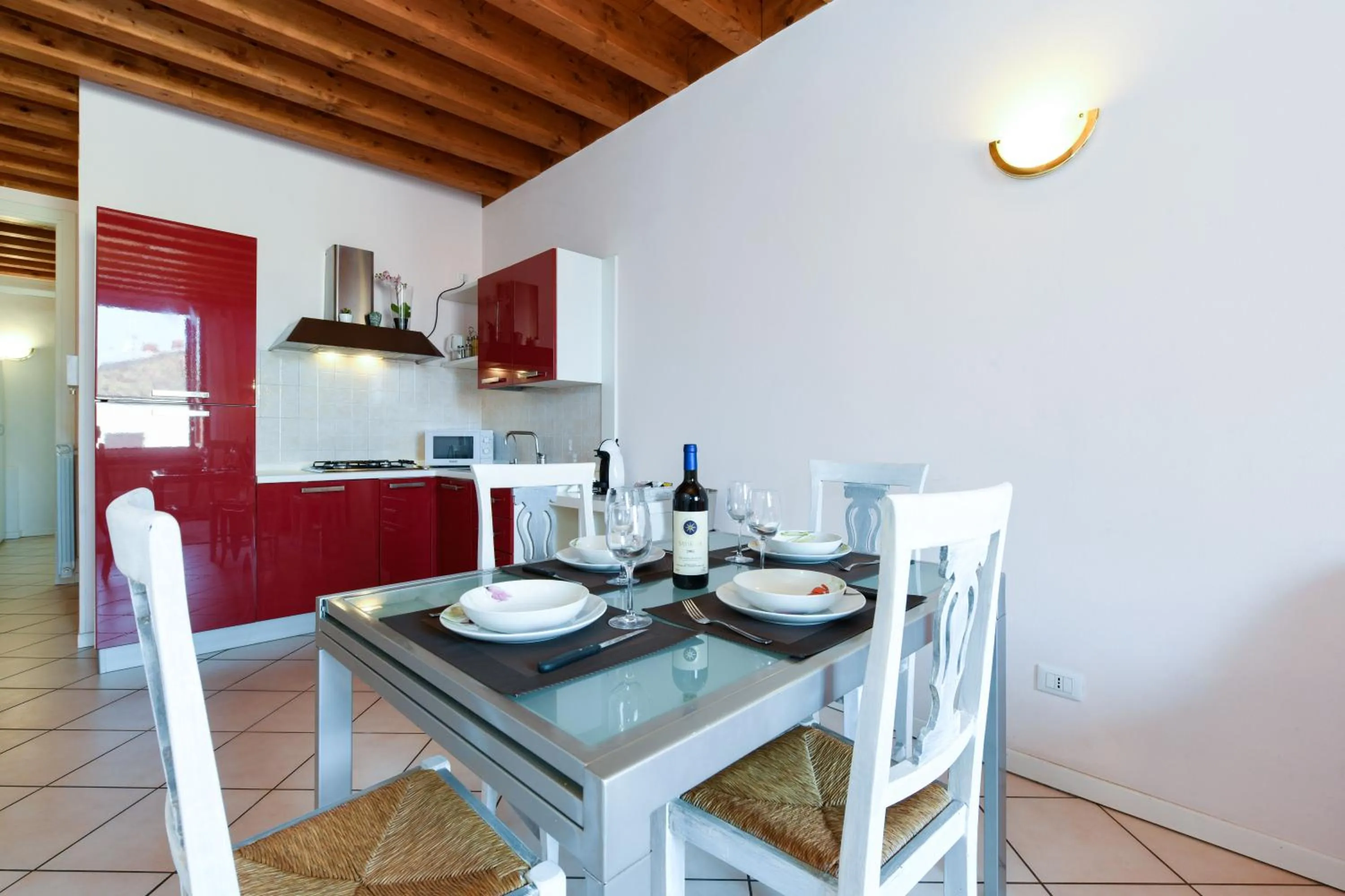 Kitchen or kitchenette in Flowers Apartments