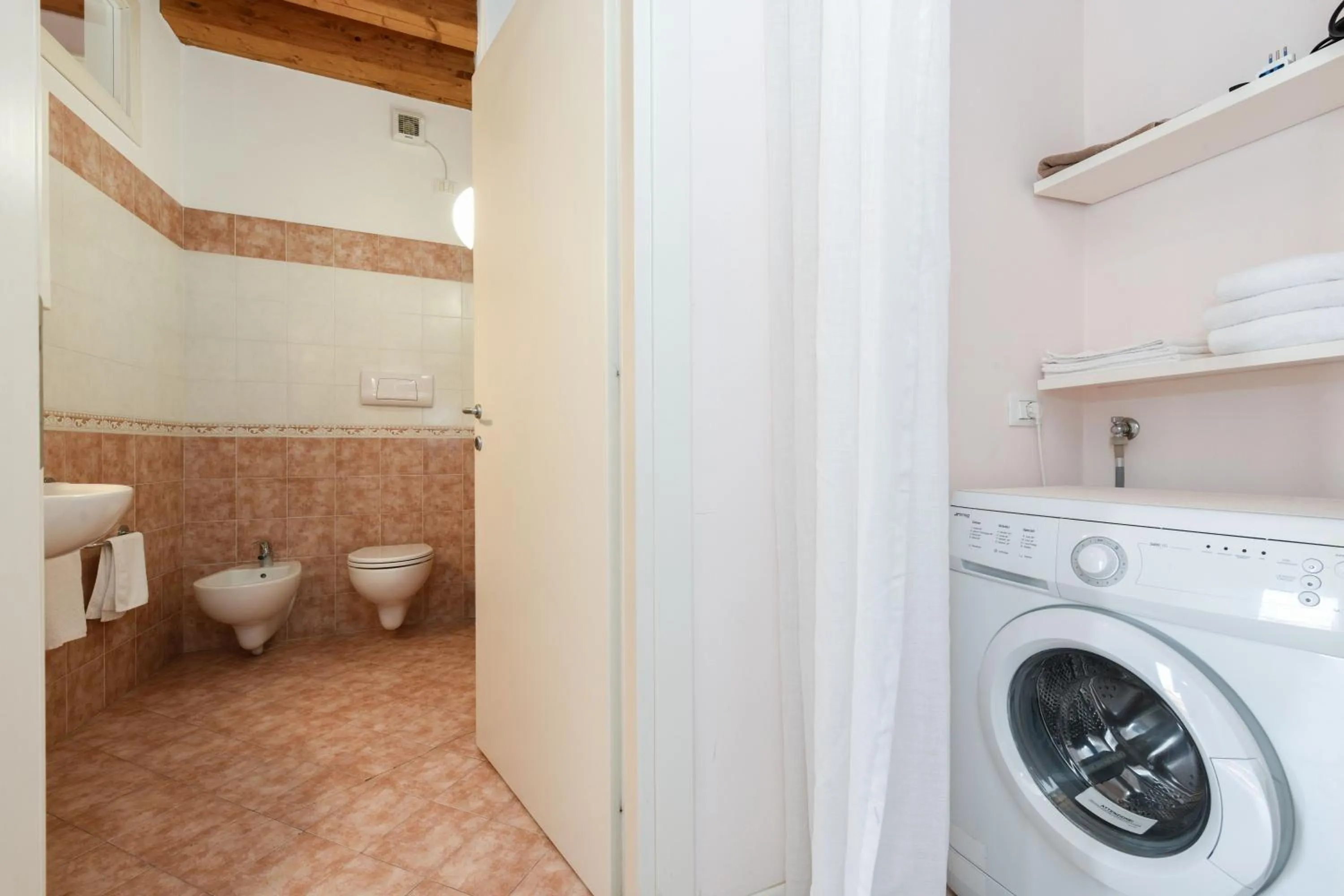 Bathroom in Flowers Apartments