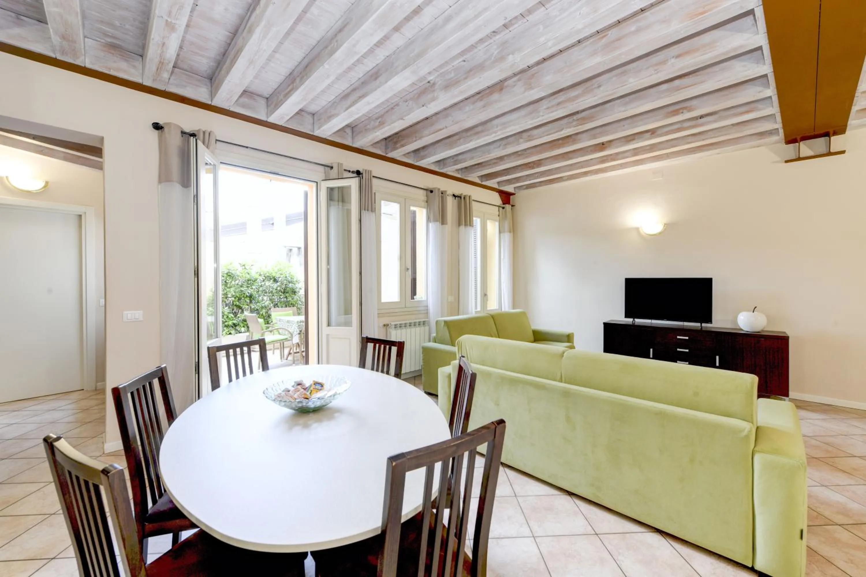 Dining area in Flowers Apartments
