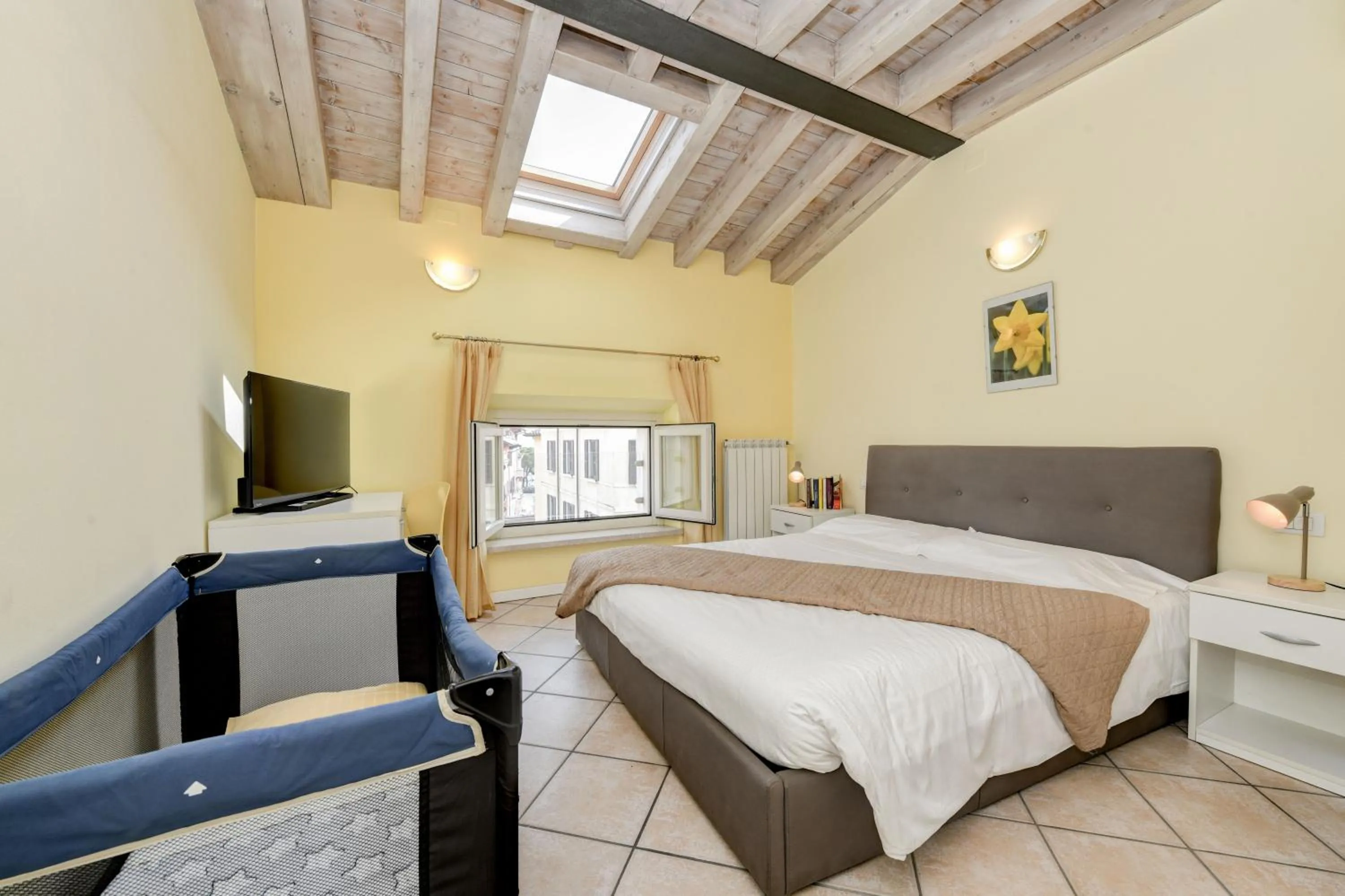 TV and multimedia, Bed in Flowers Apartments