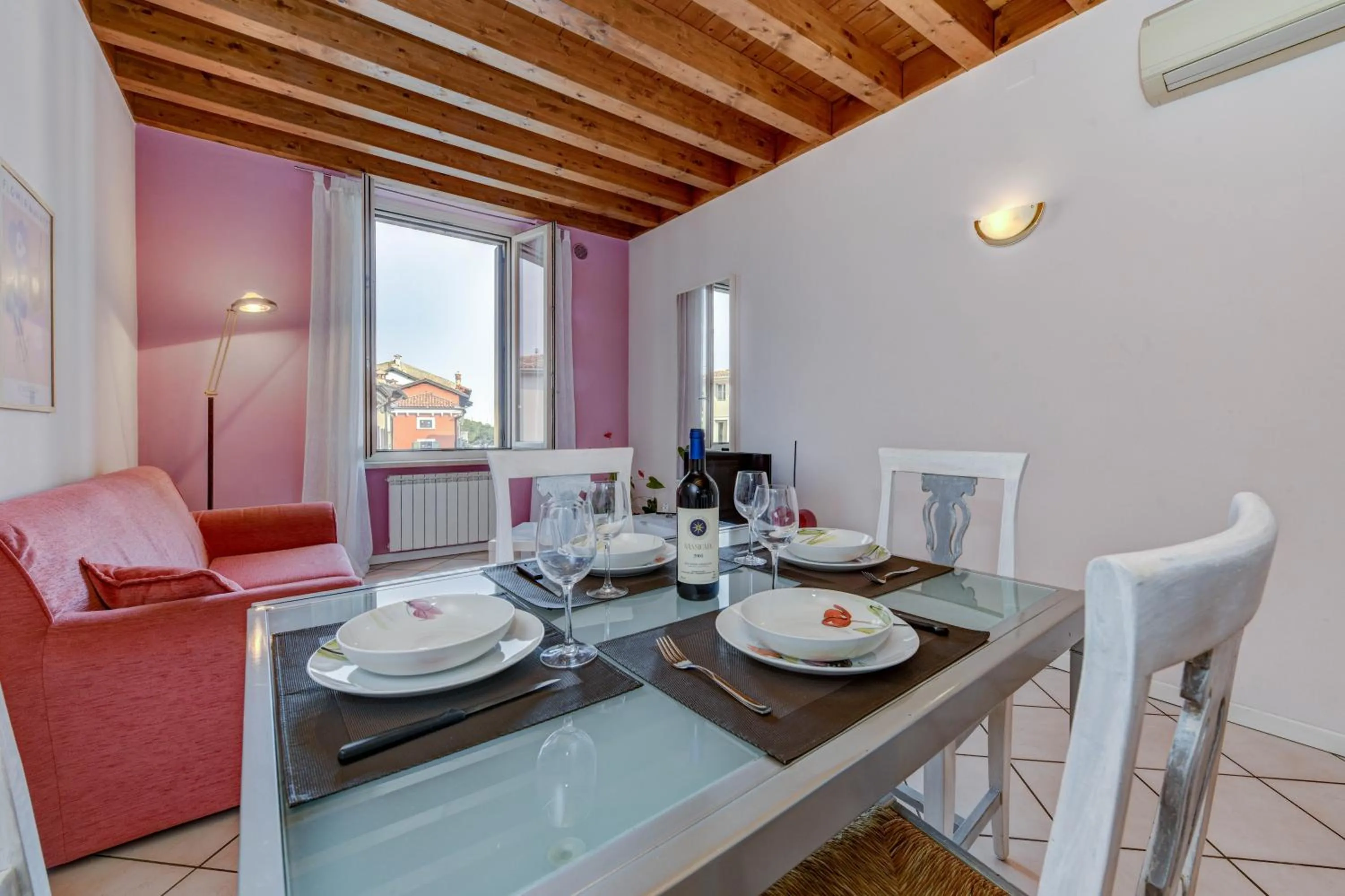 Dining area in Flowers Apartments
