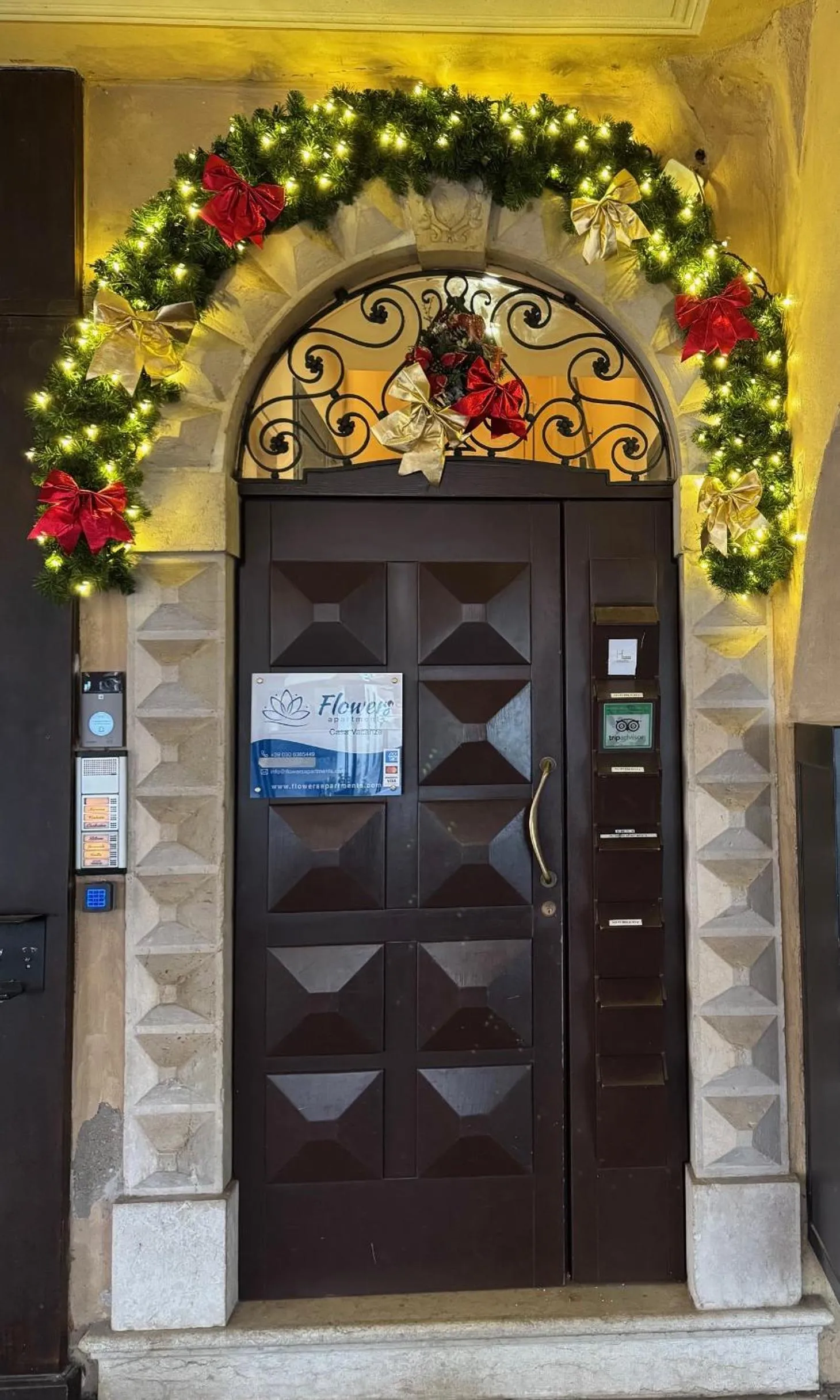 Facade/entrance in Flowers Apartments