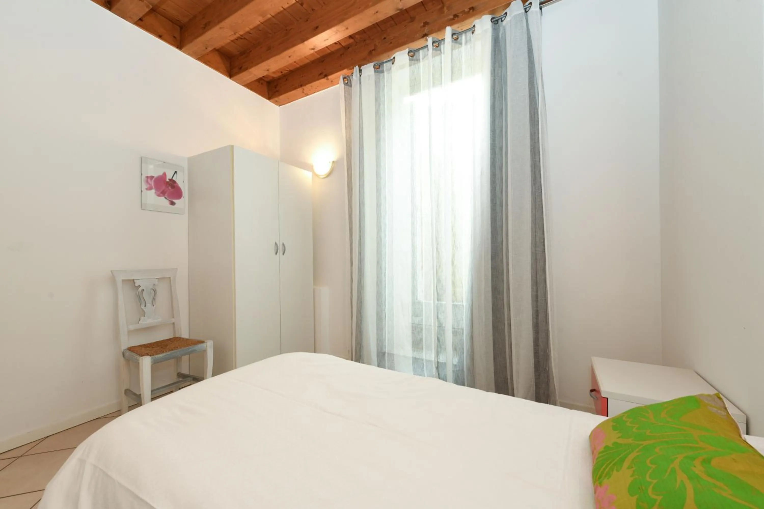 locker, Bed in Flowers Apartments