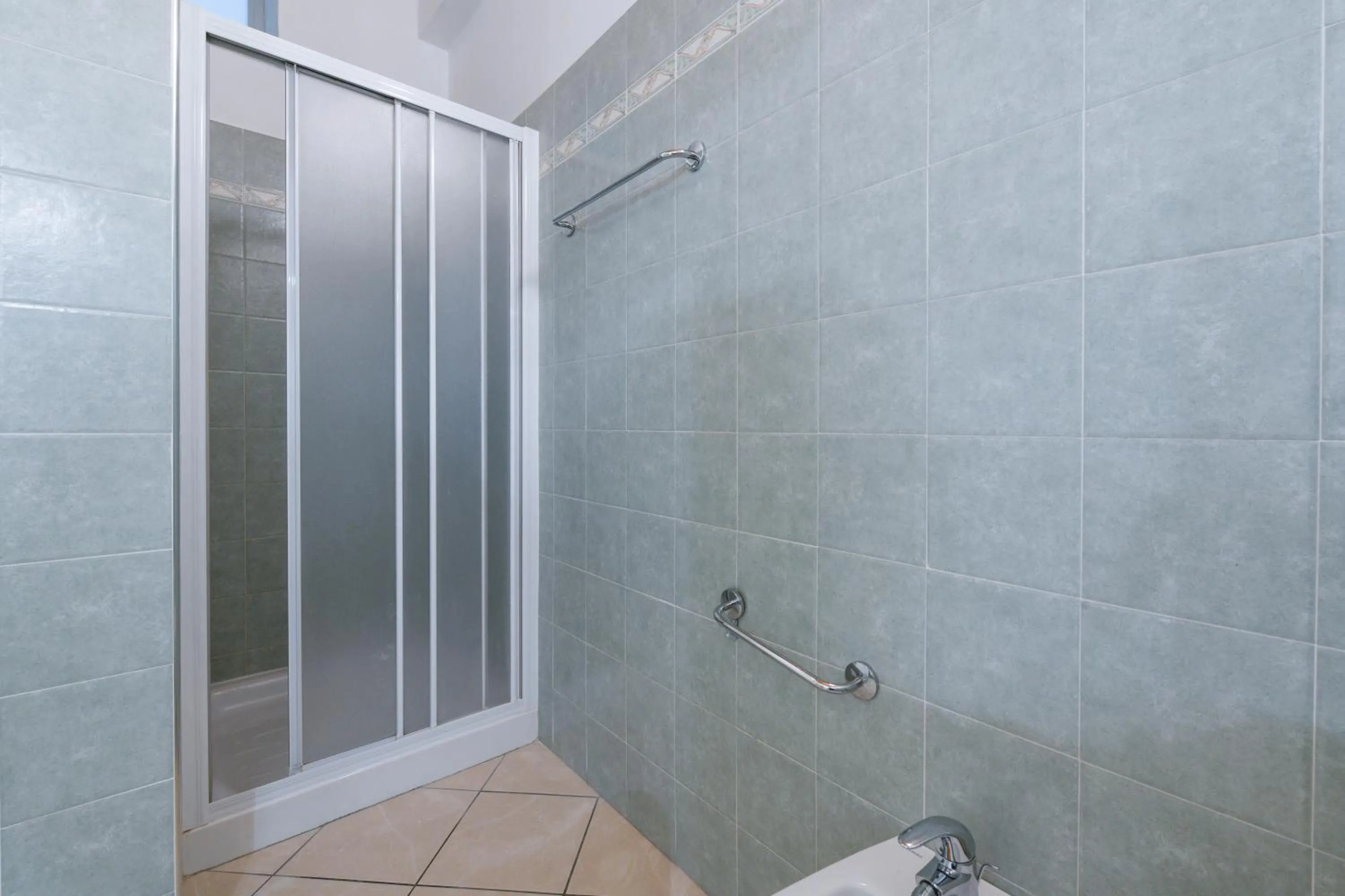 Shower in Flowers Apartments