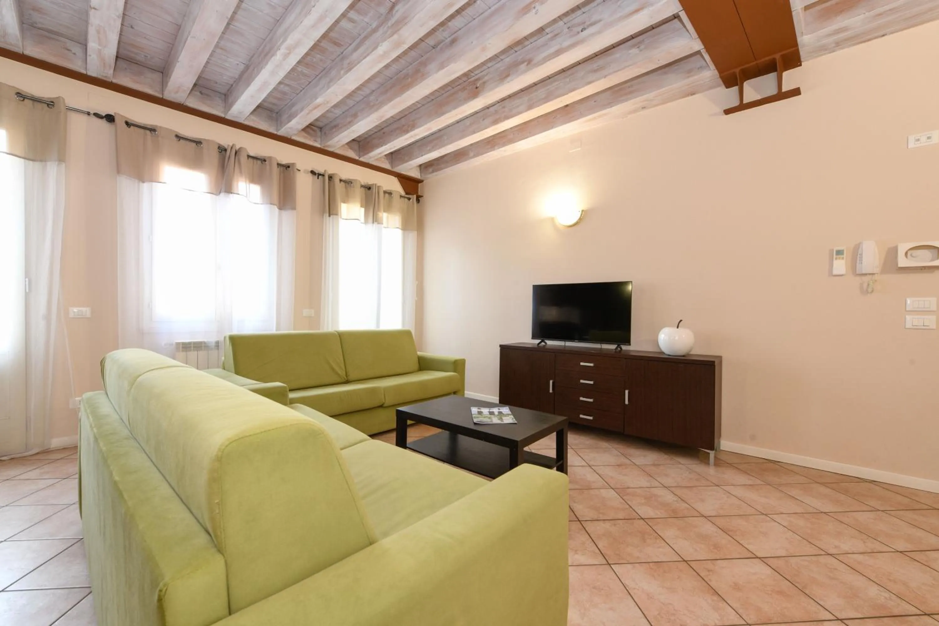 Evening entertainment in Flowers Apartments