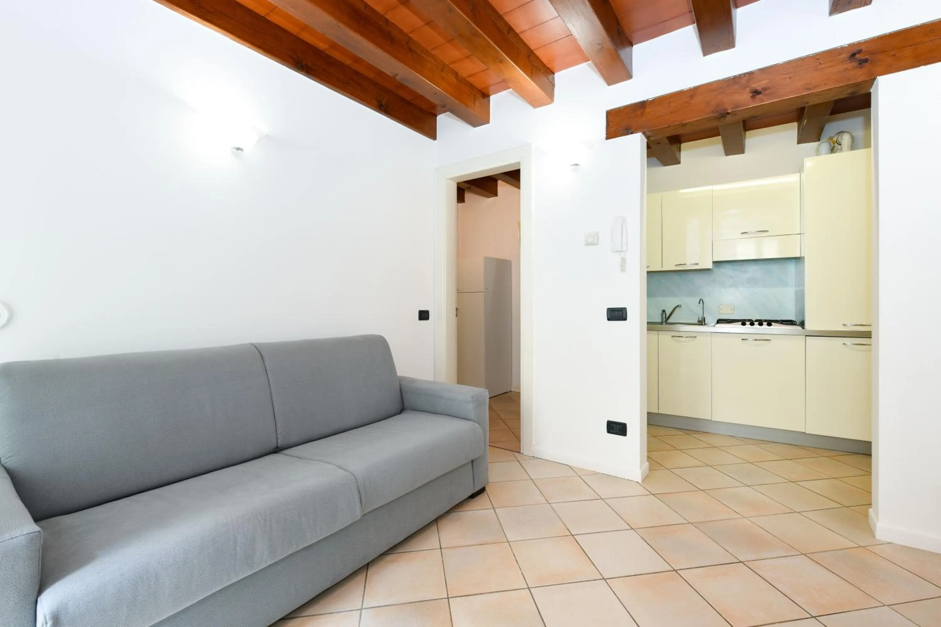 Kitchen or kitchenette in Flowers Apartments