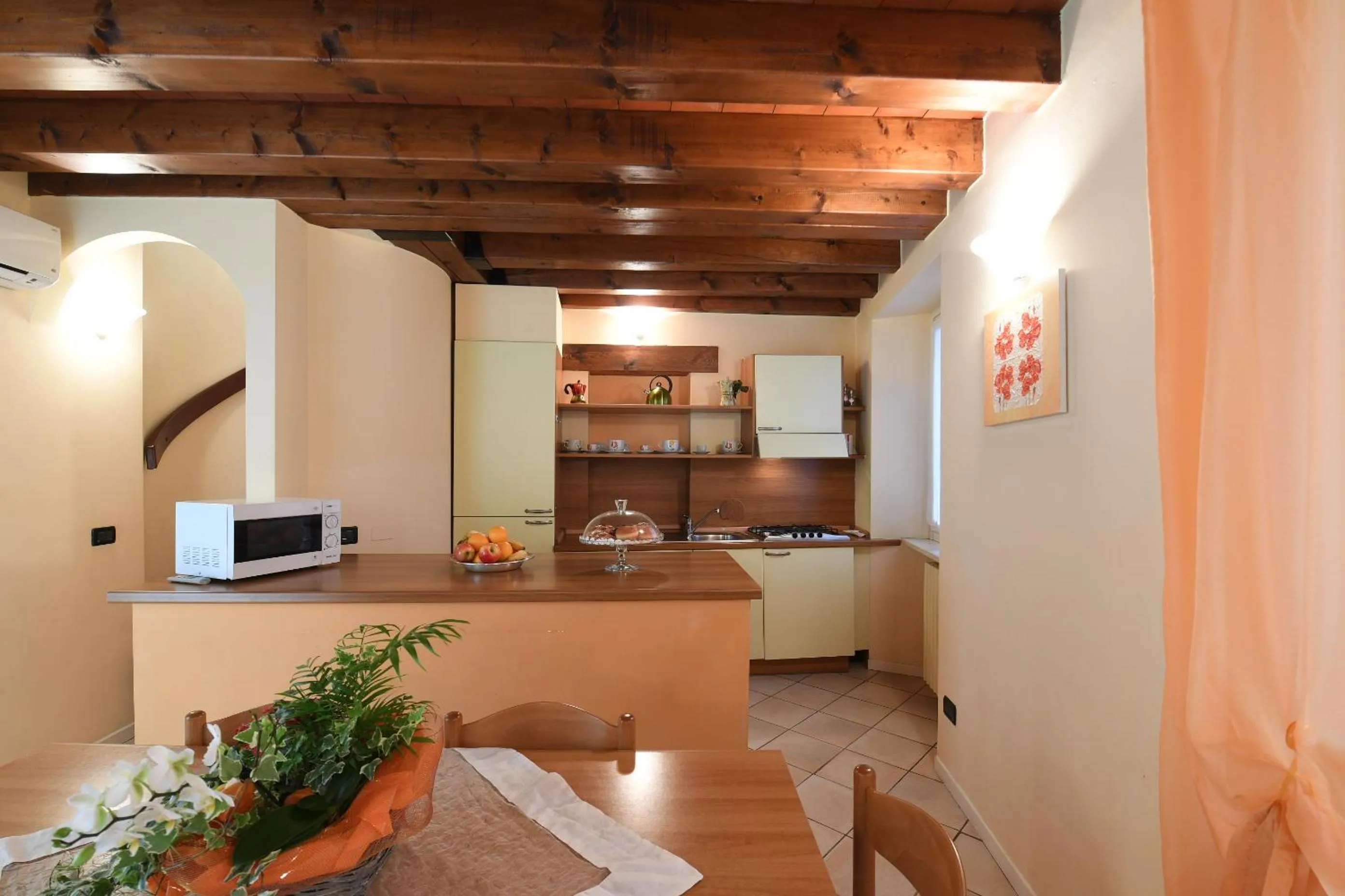 Kitchen or kitchenette in Flowers Apartments