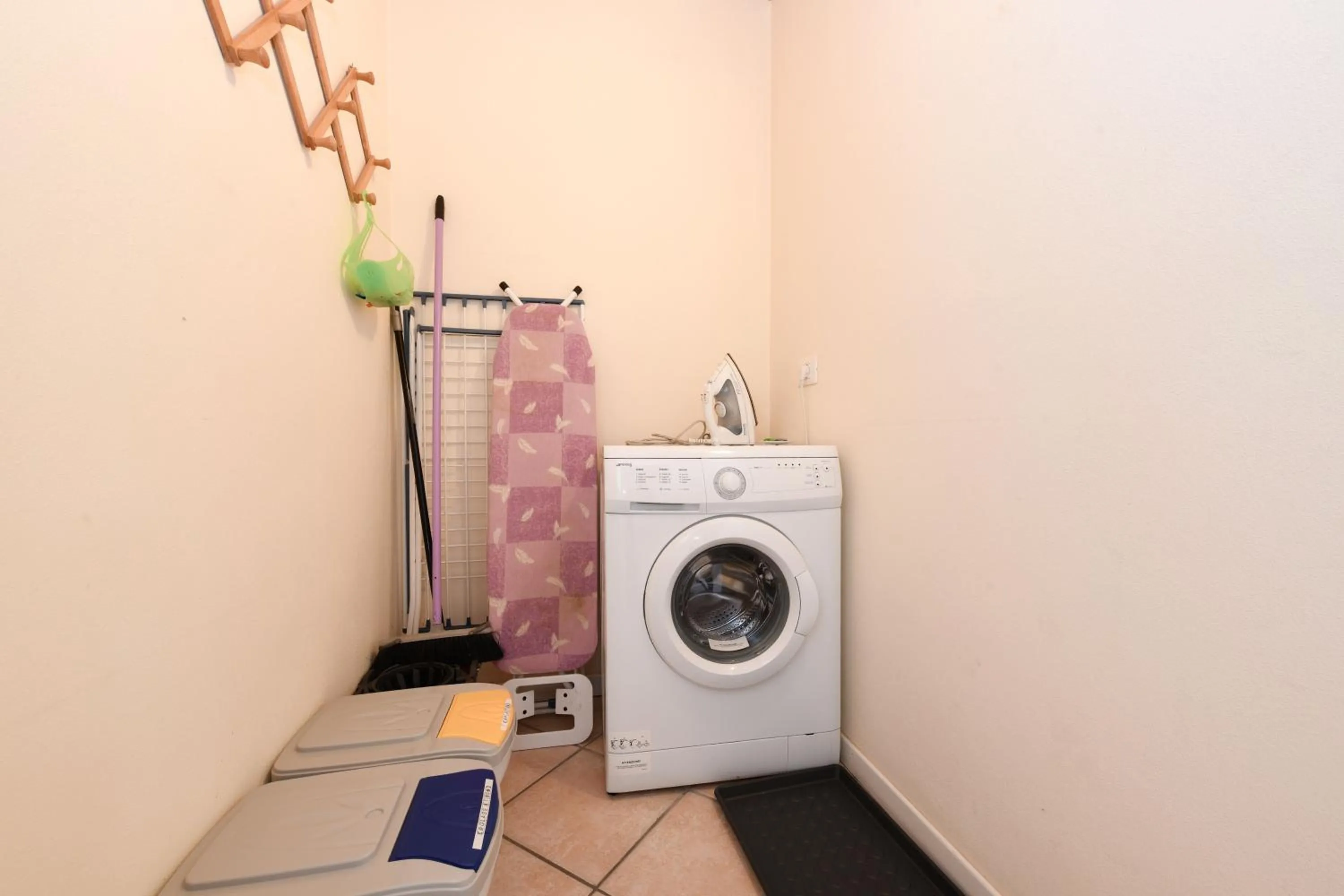 flat iron in Flowers Apartments