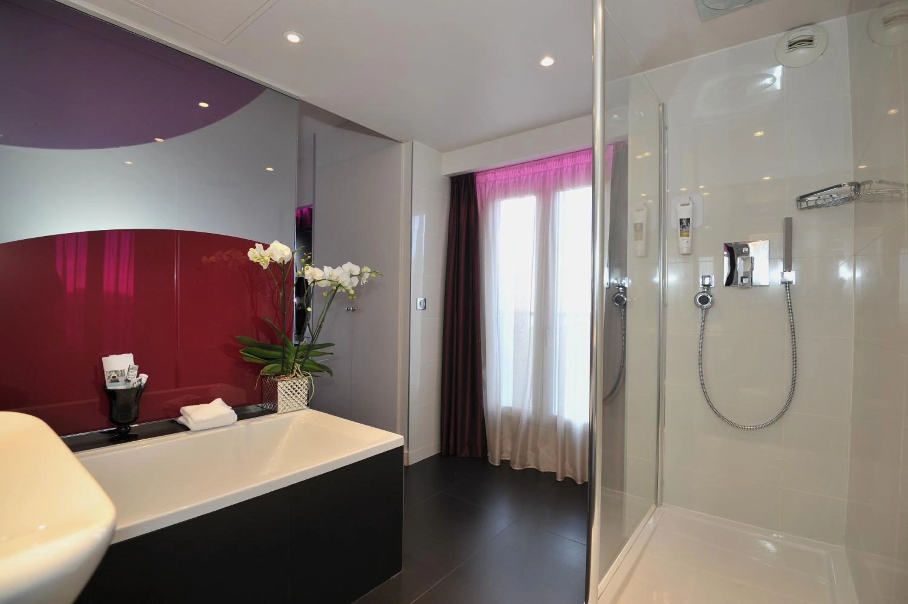 Bath in Mercure Paris Place d'Italie