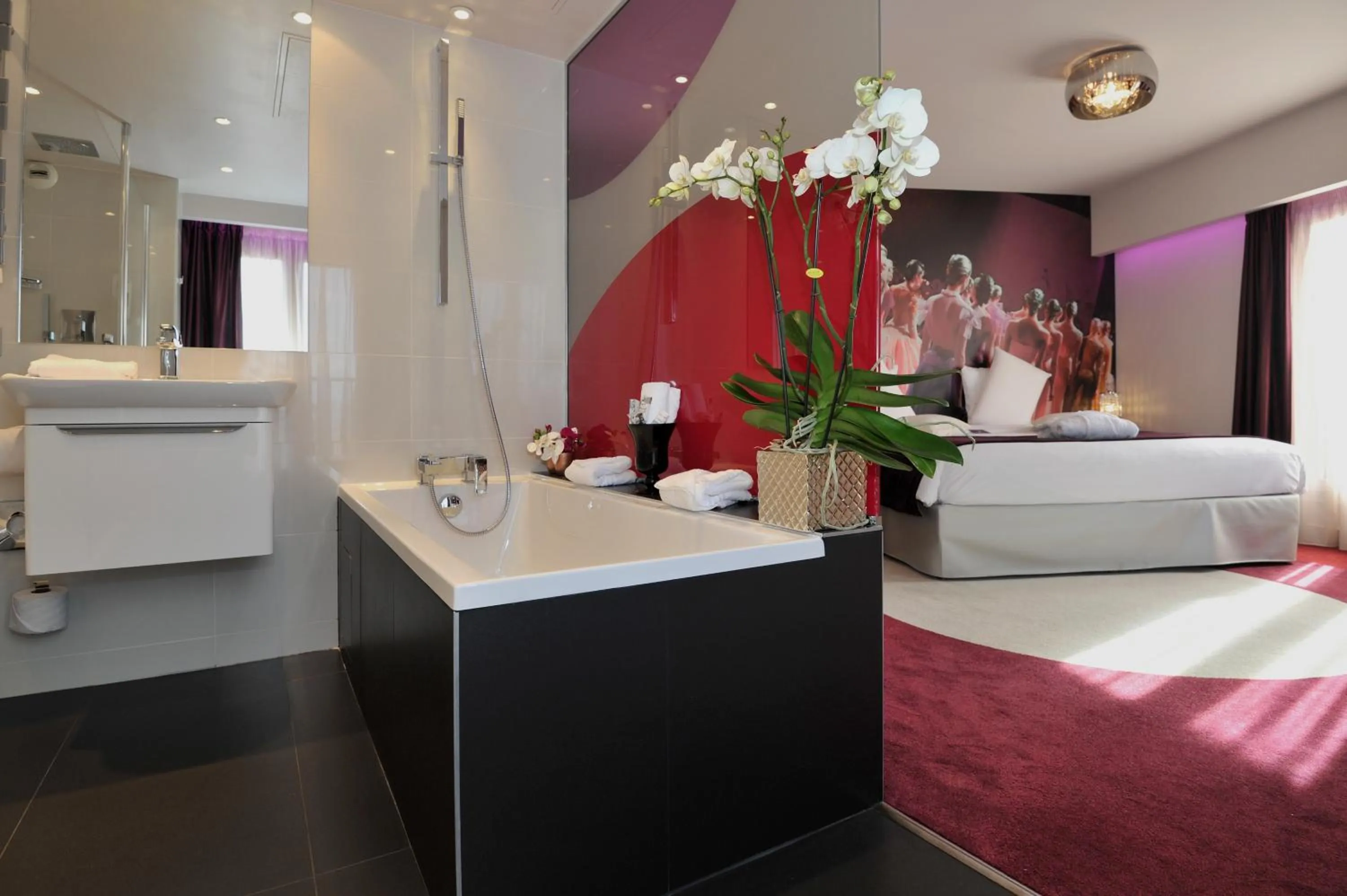 Photo of the whole room, Bed in Mercure Paris Place d'Italie