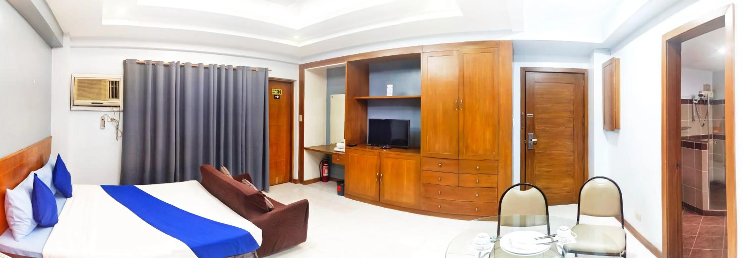 Photo of the whole room, Bed in Alley 8 Makati