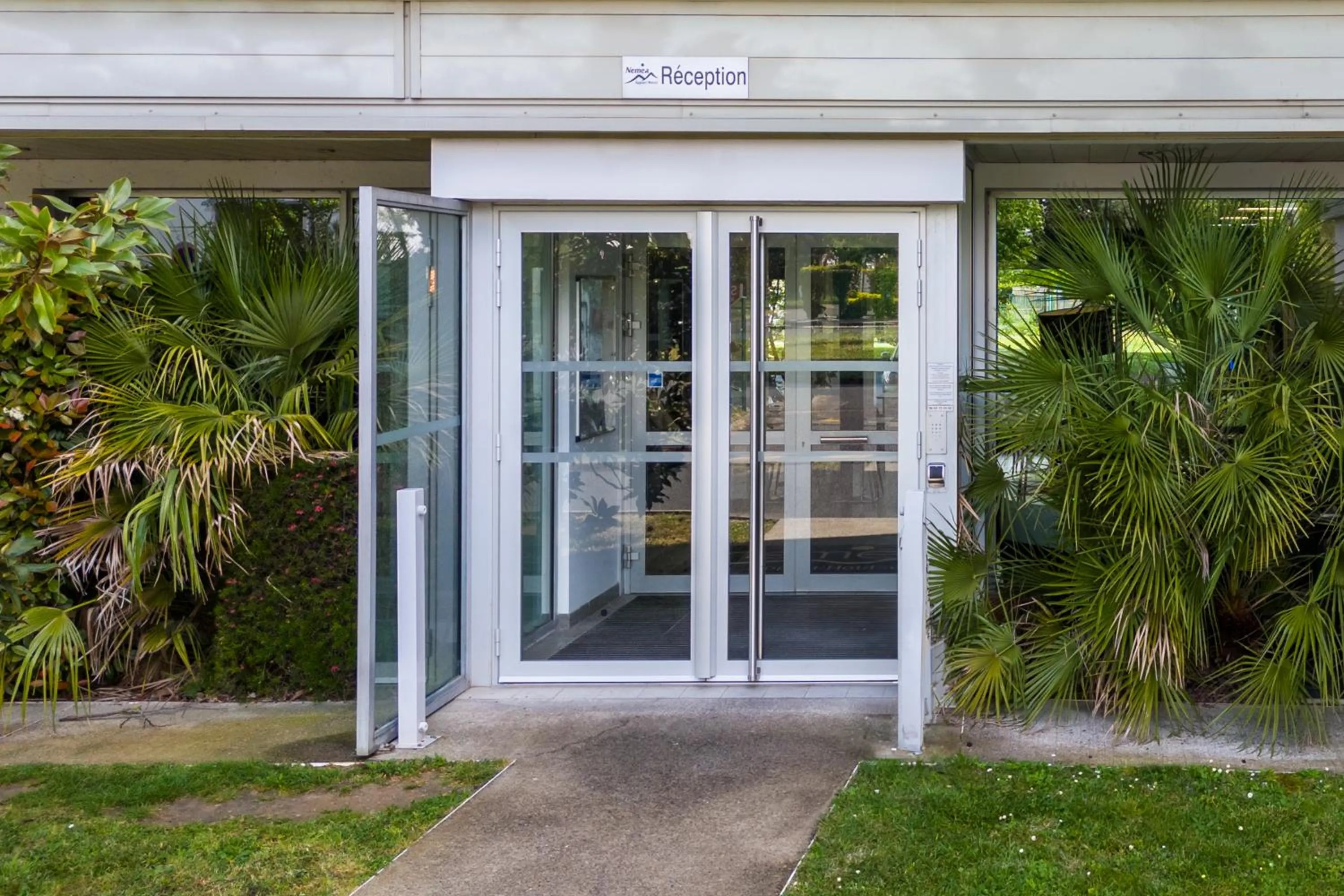 Property building in Nemea Appart Hotel Toulouse Aéroport