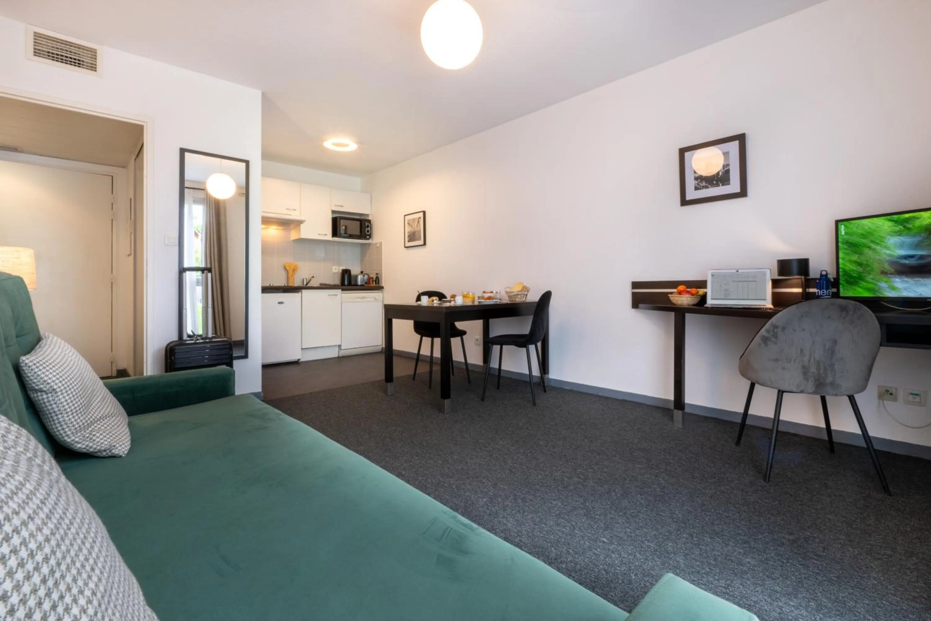 Seating area in Nemea Appart Hotel Toulouse Aéroport