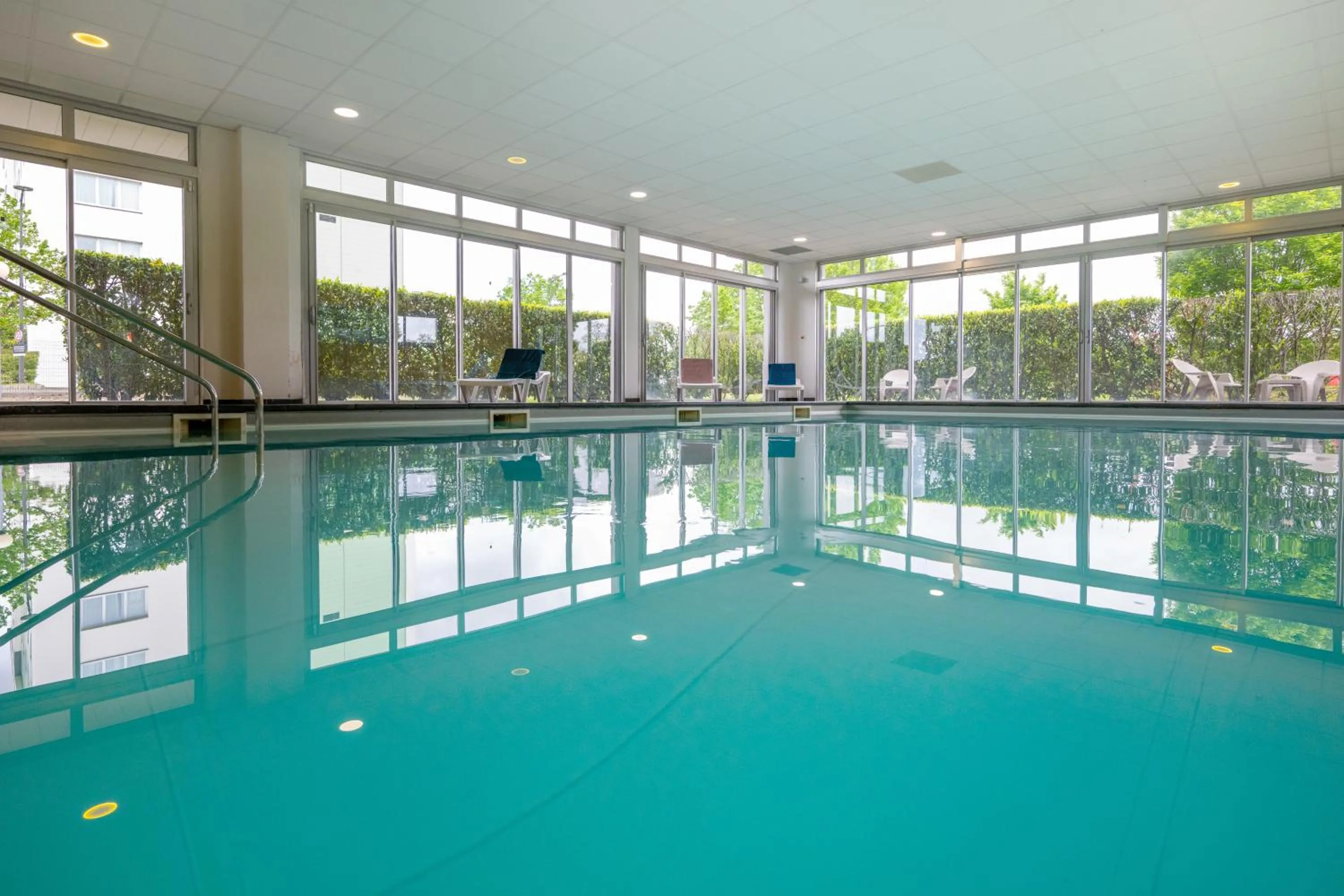 Swimming pool in Nemea Appart Hotel Toulouse Aéroport