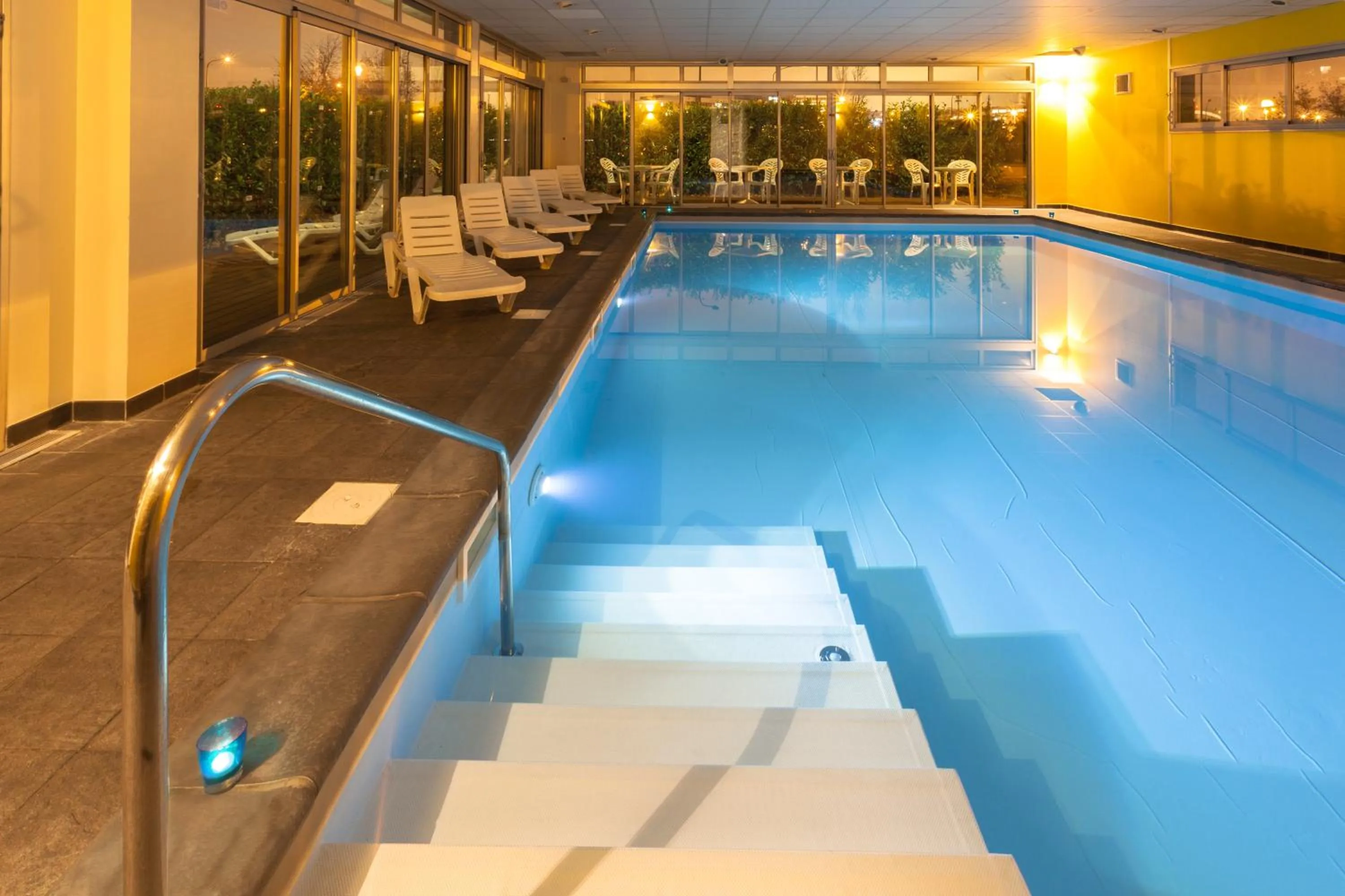 Swimming pool in Nemea Appart Hotel Toulouse Aéroport