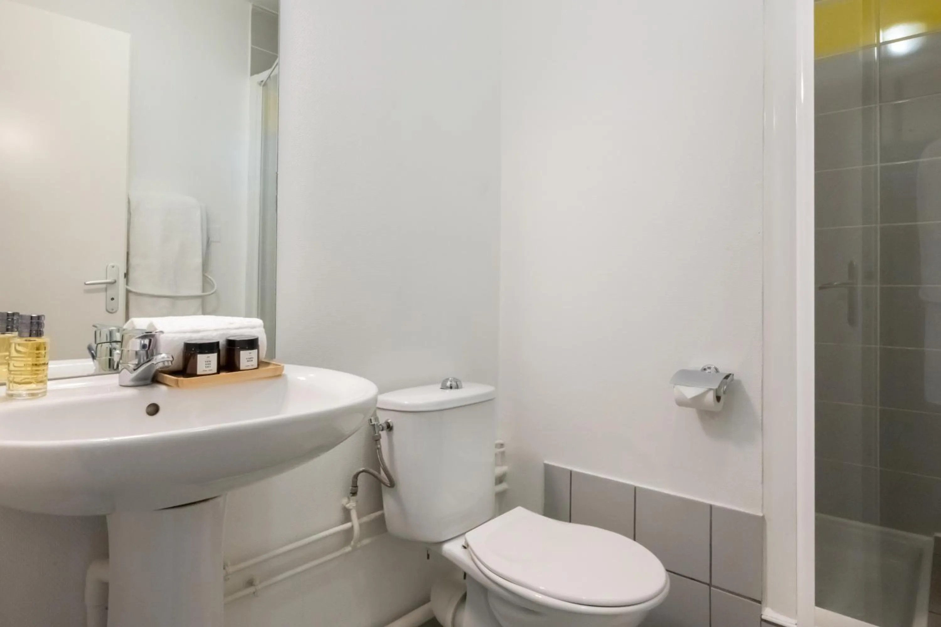 Bathroom in Nemea Appart Hotel Toulouse Aéroport