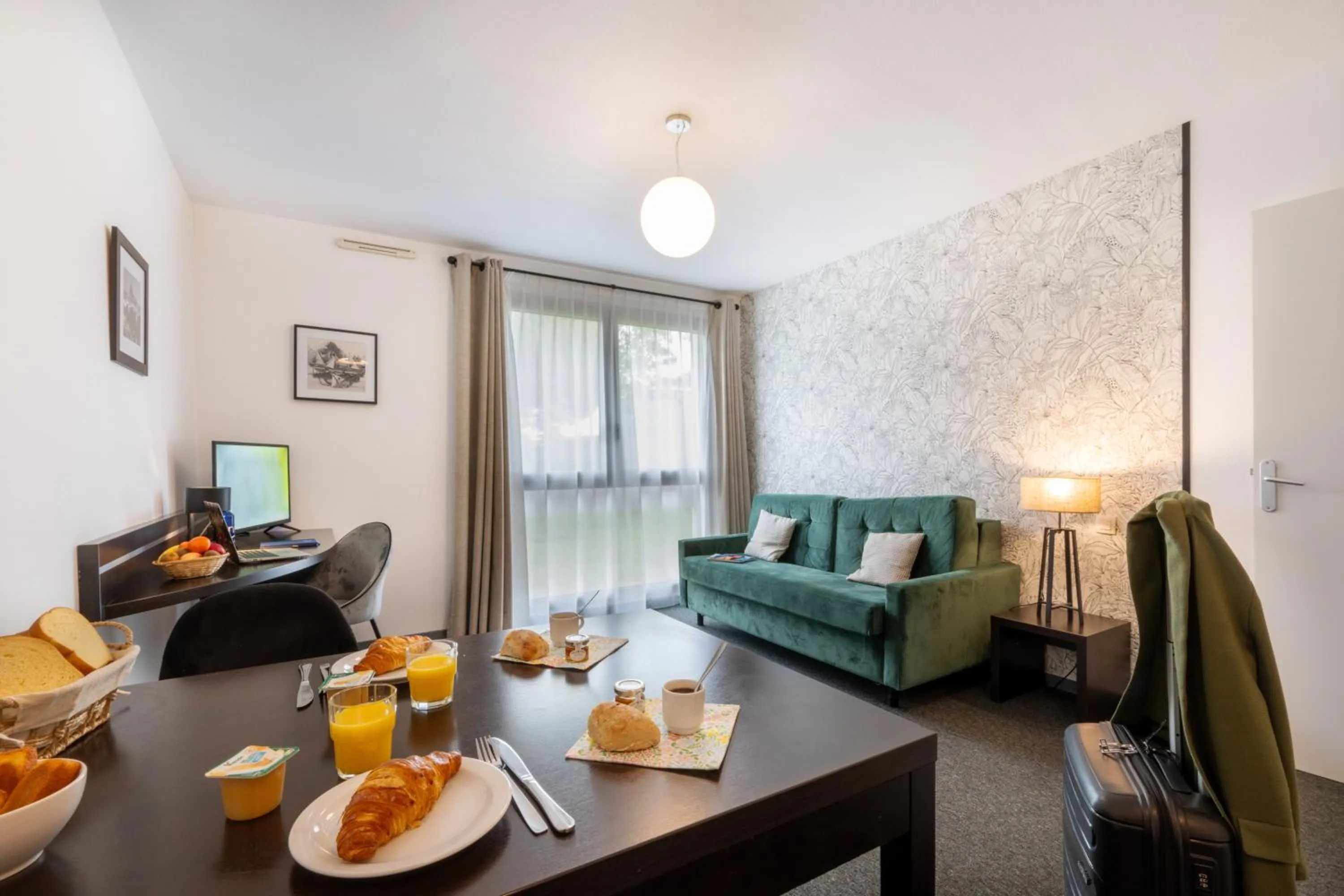 Dining area, Bed in Nemea Appart Hotel Toulouse Aéroport