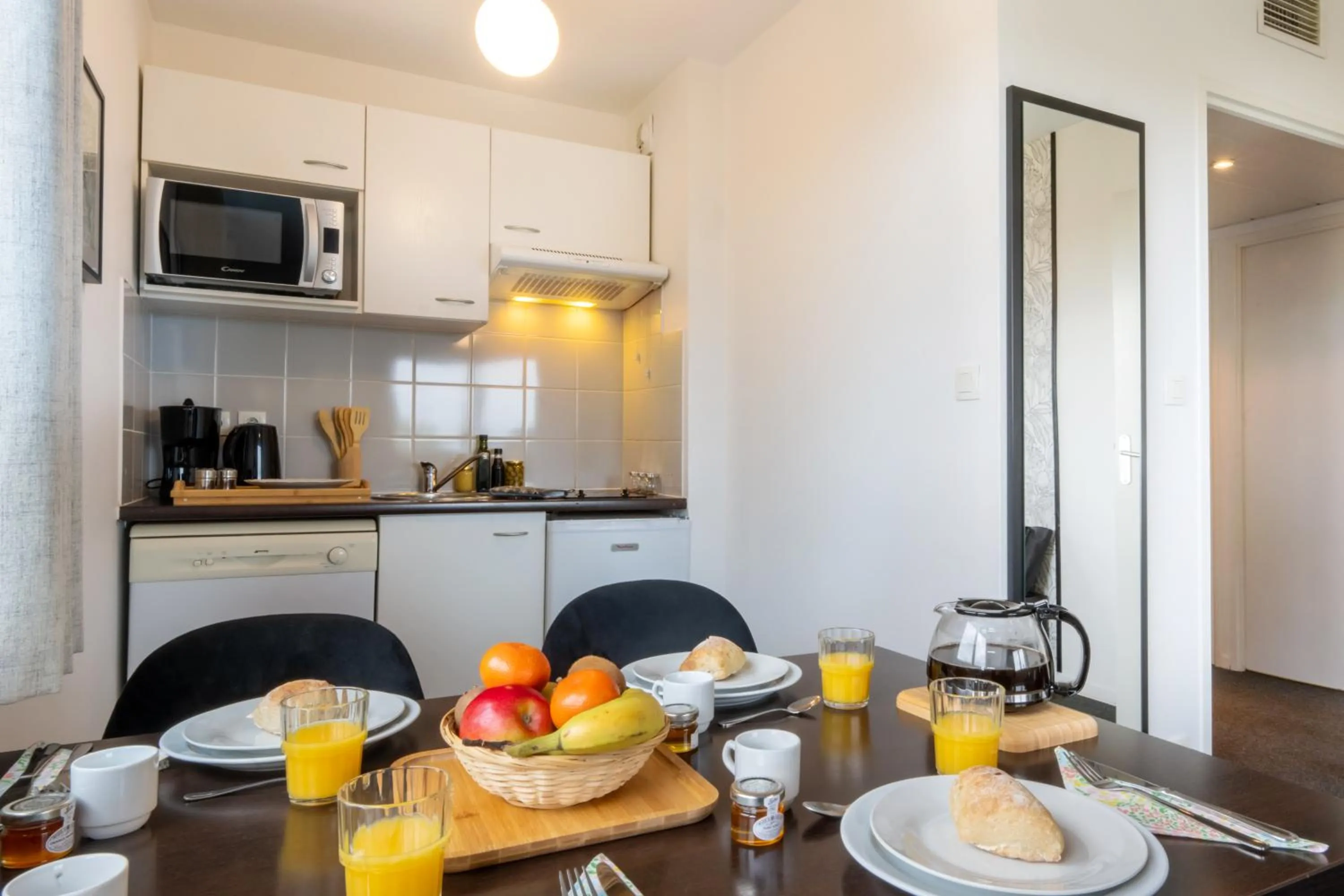 Kitchen or kitchenette in Nemea Appart Hotel Toulouse Aéroport