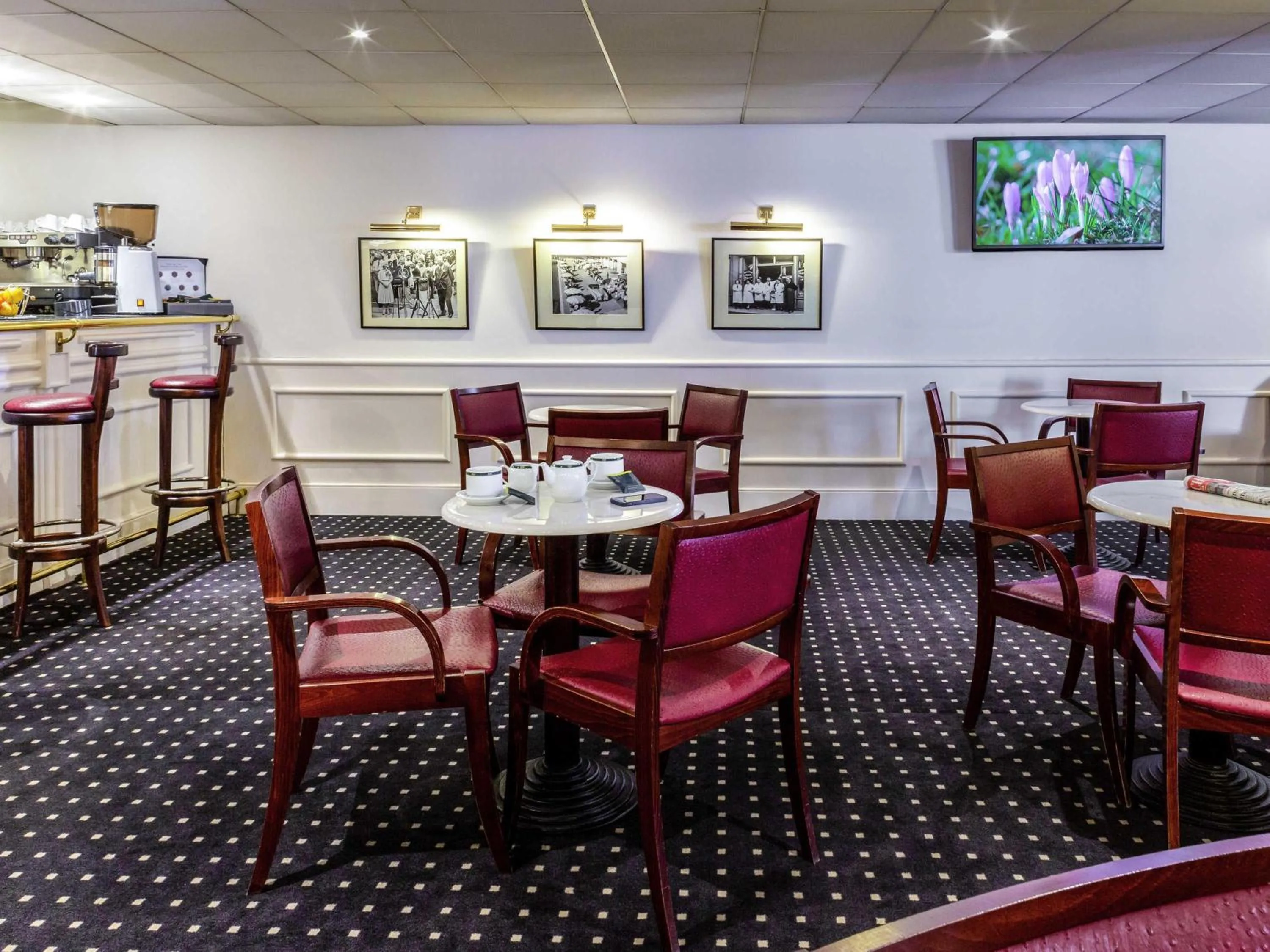 Lounge or bar in Mercure Lourdes Impérial