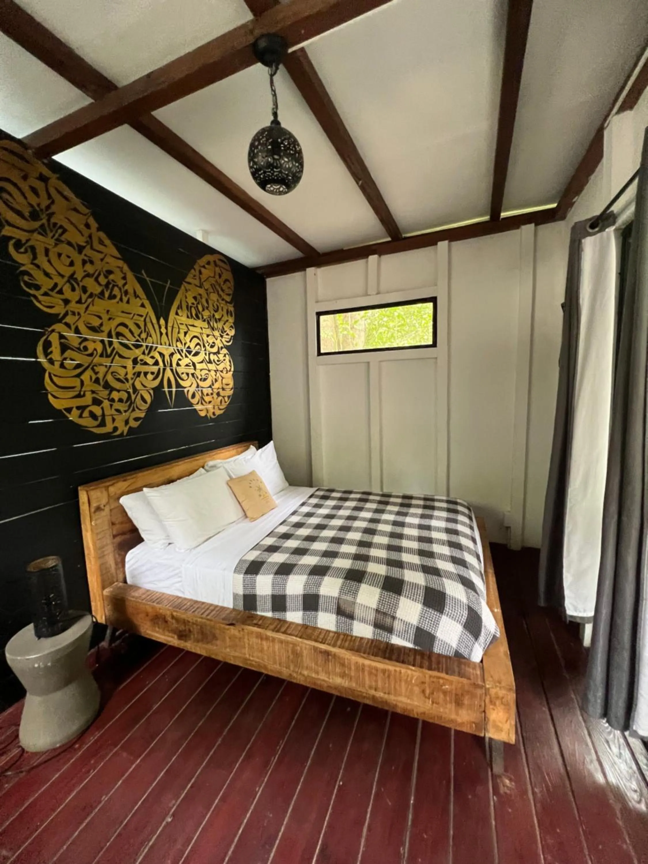 Photo of the whole room in Saboga Lodge