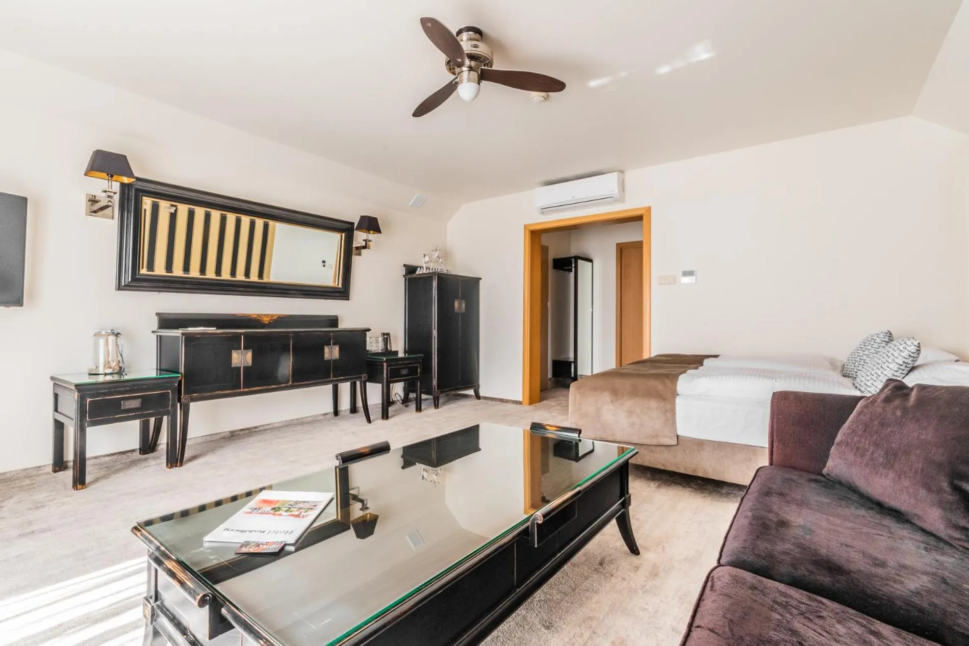 Living room, Bed in Hotel Kahlberg