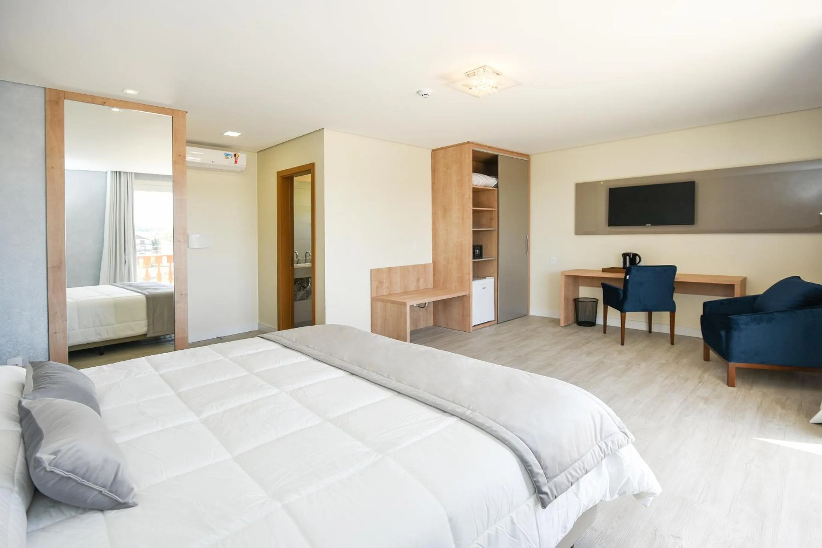 Photo of the whole room, Bed in Hotel Alles Berg