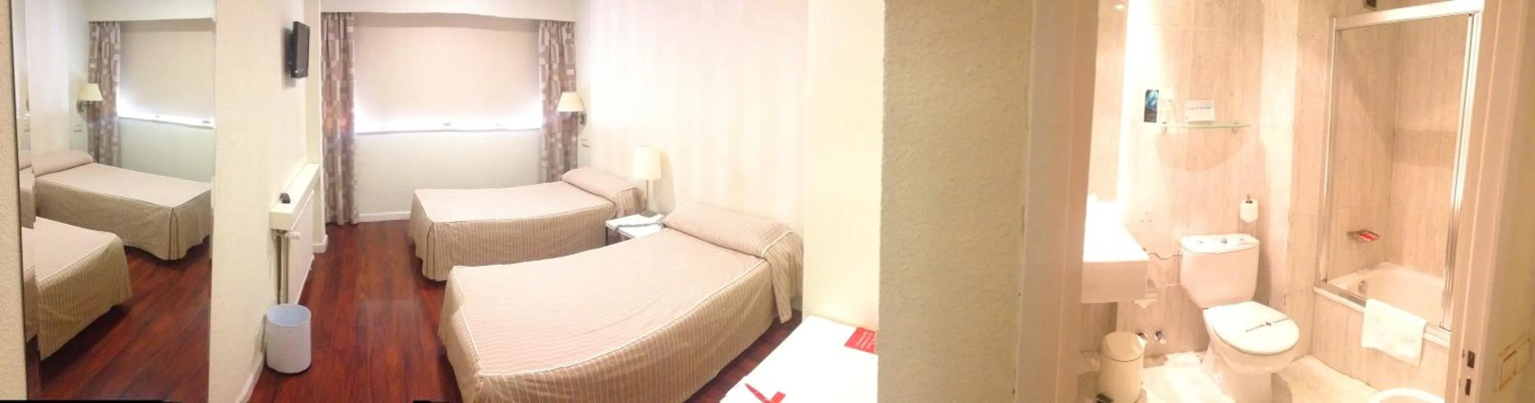 Bathroom, Bed in Hotel Escuela Madrid