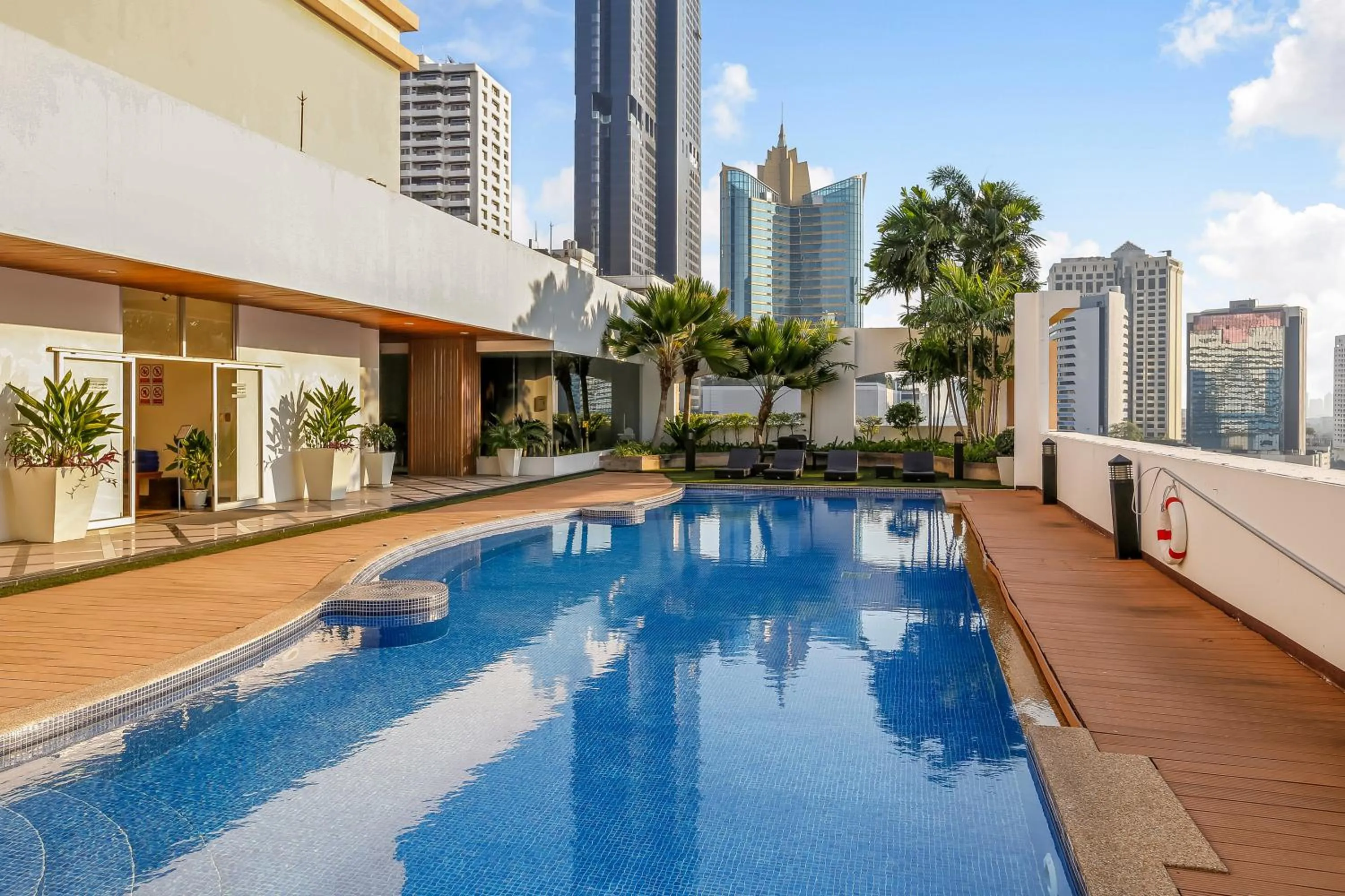 Swimming pool in Grand Asoke Suites Boutique Residence