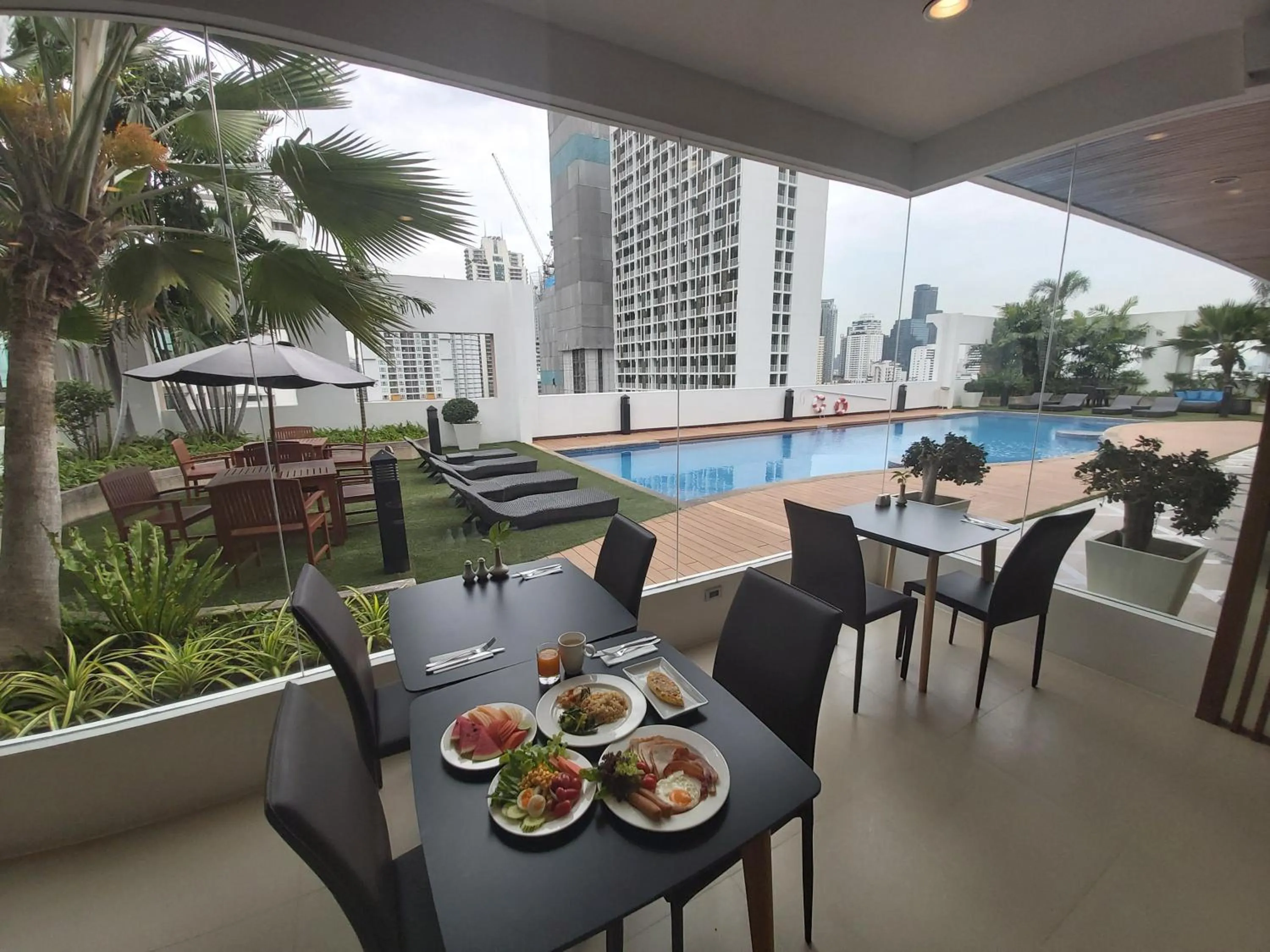 Restaurant/places to eat in Grand Asoke Suites Boutique Residence
