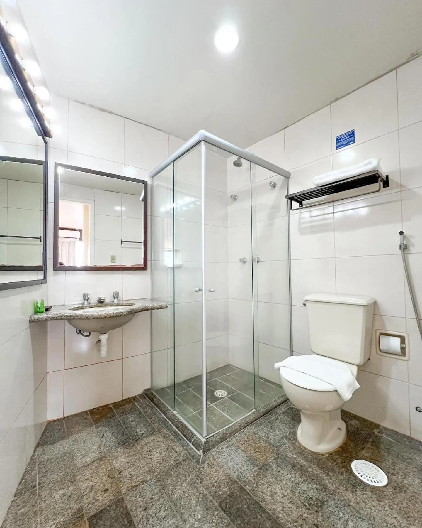 Shower in Uberaba Apart Hotel by Easy Hotéis