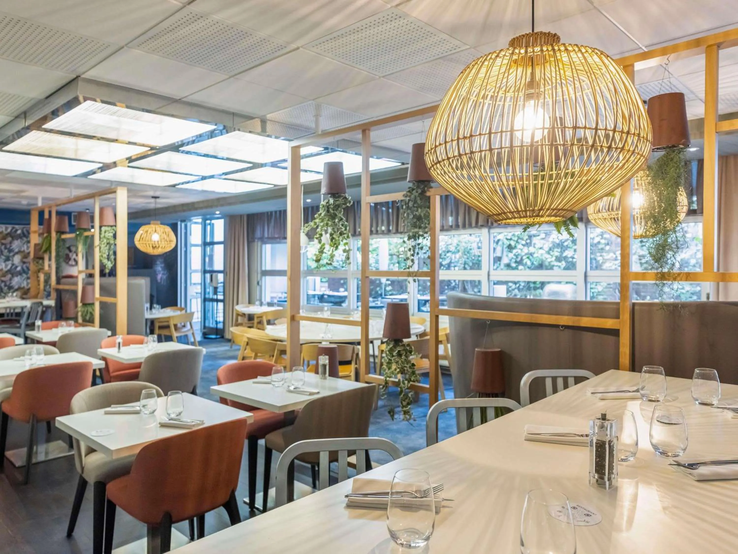 Restaurant/places to eat in Mercure Paris Massy Gare TGV